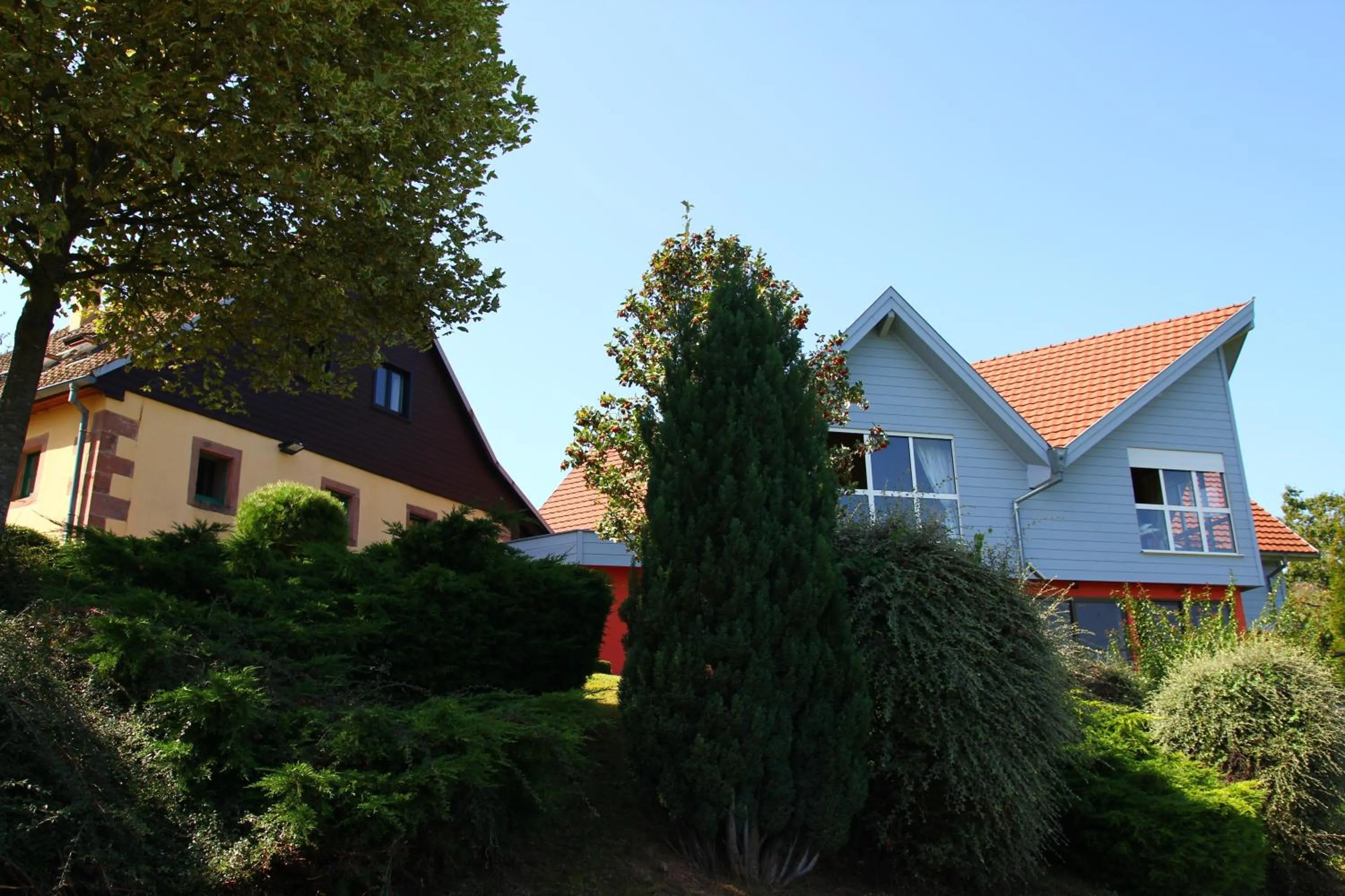 Property building in Hôtel Restaurant Les Alisiers