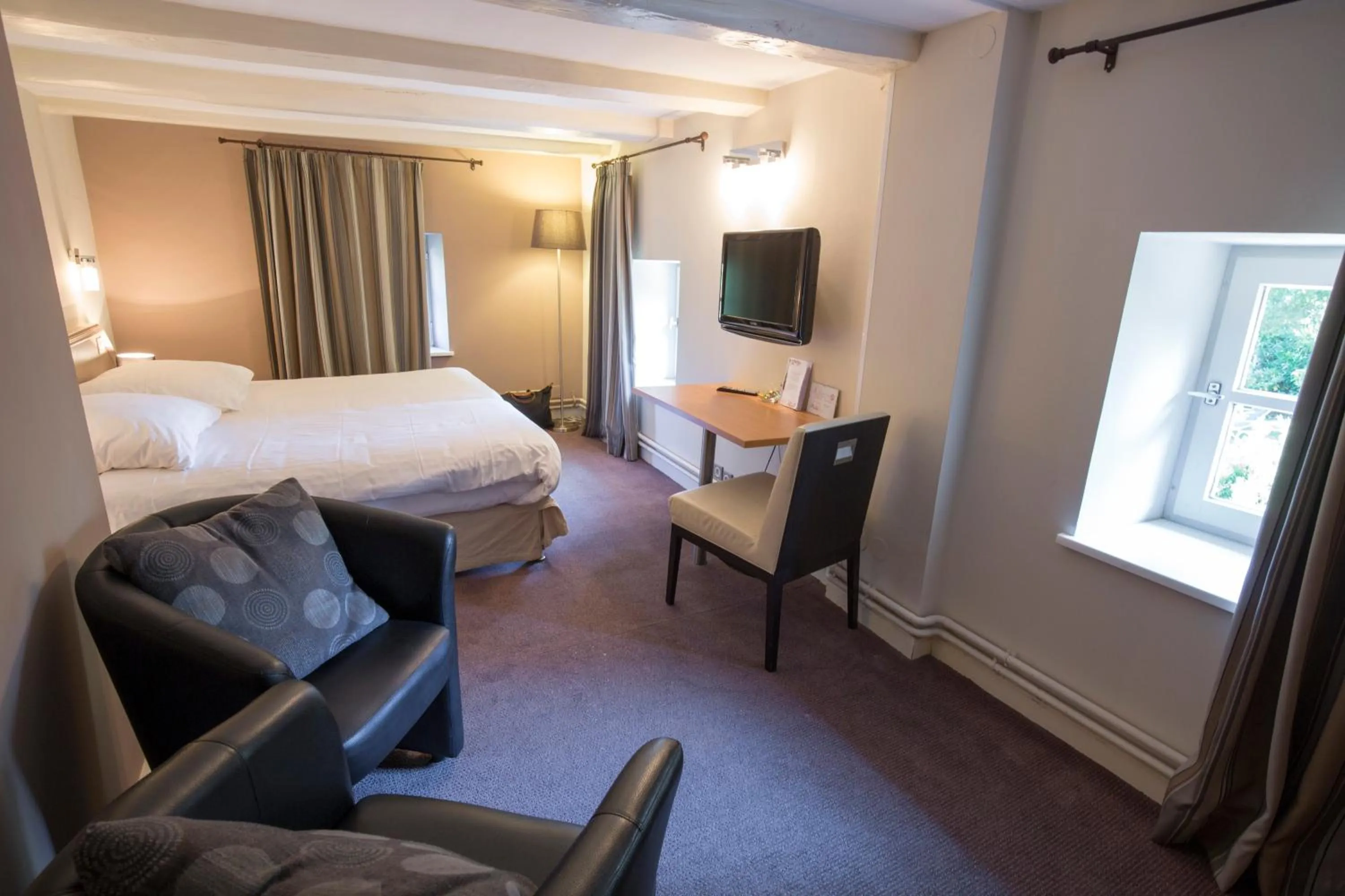 Bed in Hôtel Restaurant Les Alisiers