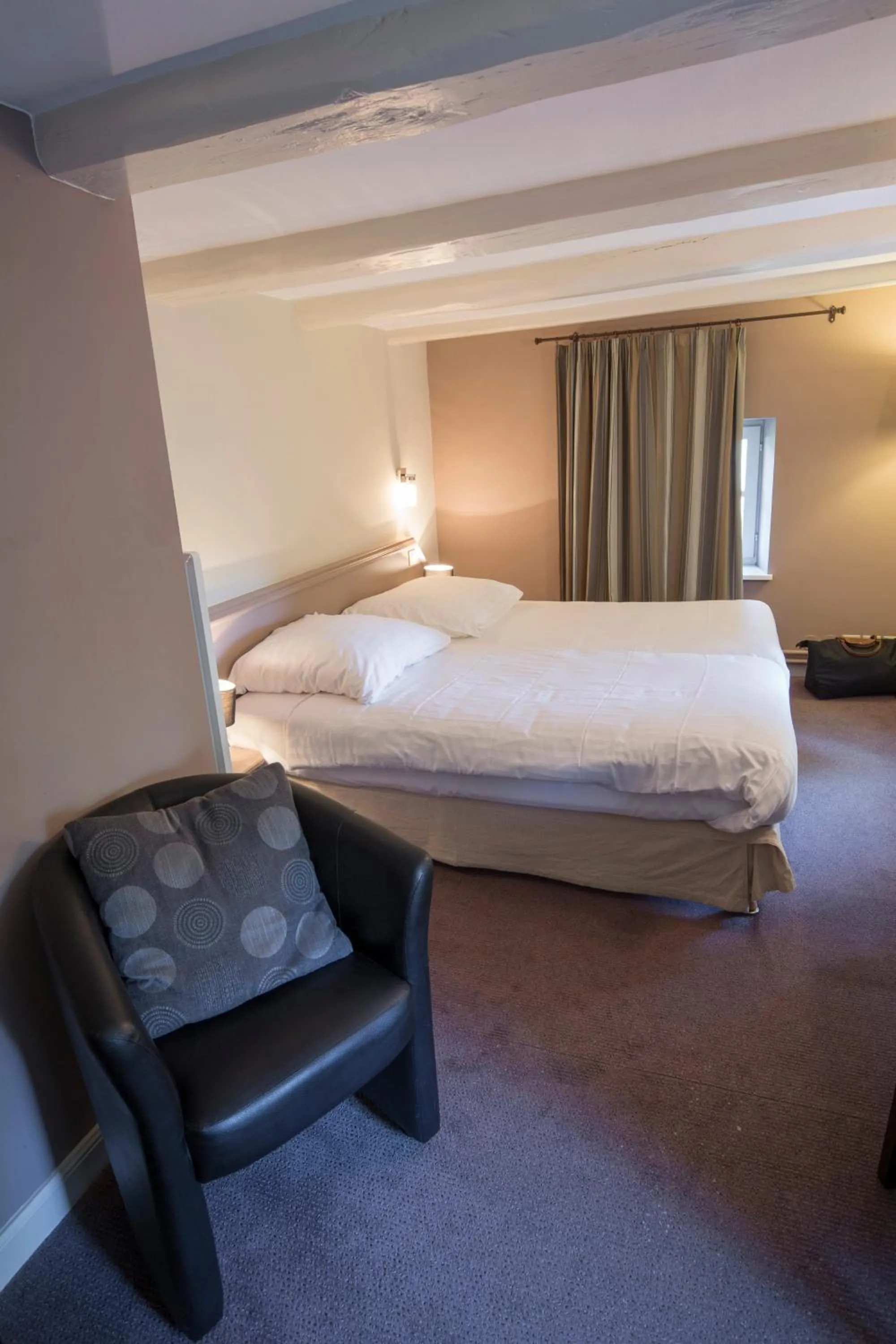 Bed in Hôtel Restaurant Les Alisiers