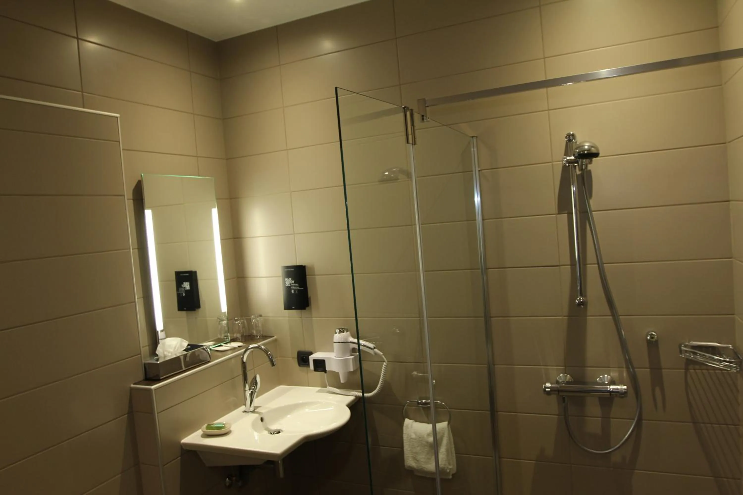 Bathroom in Hôtel Restaurant Les Alisiers