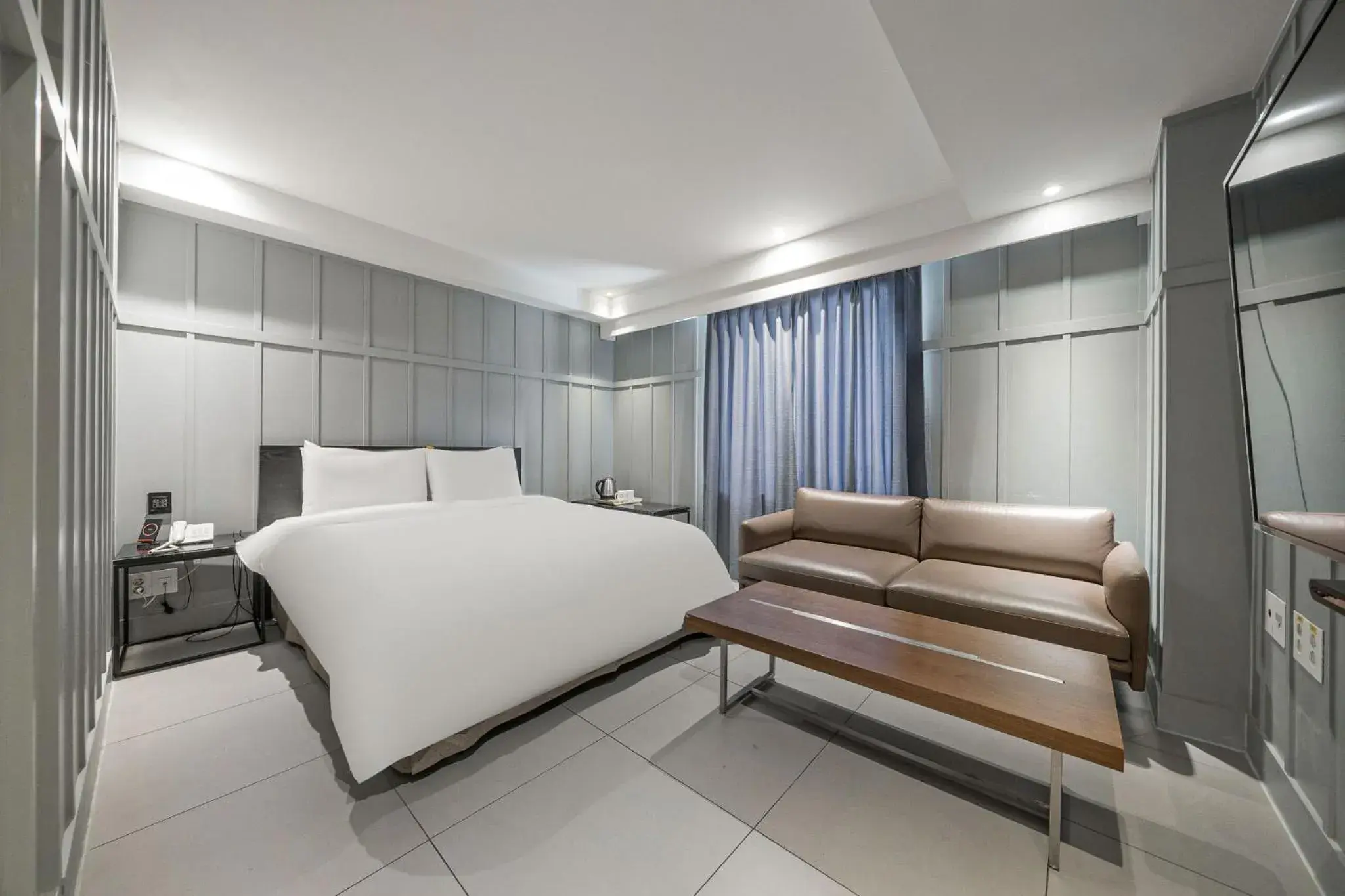 Bed in Aloha Hotel Bed in Aloha Hotel