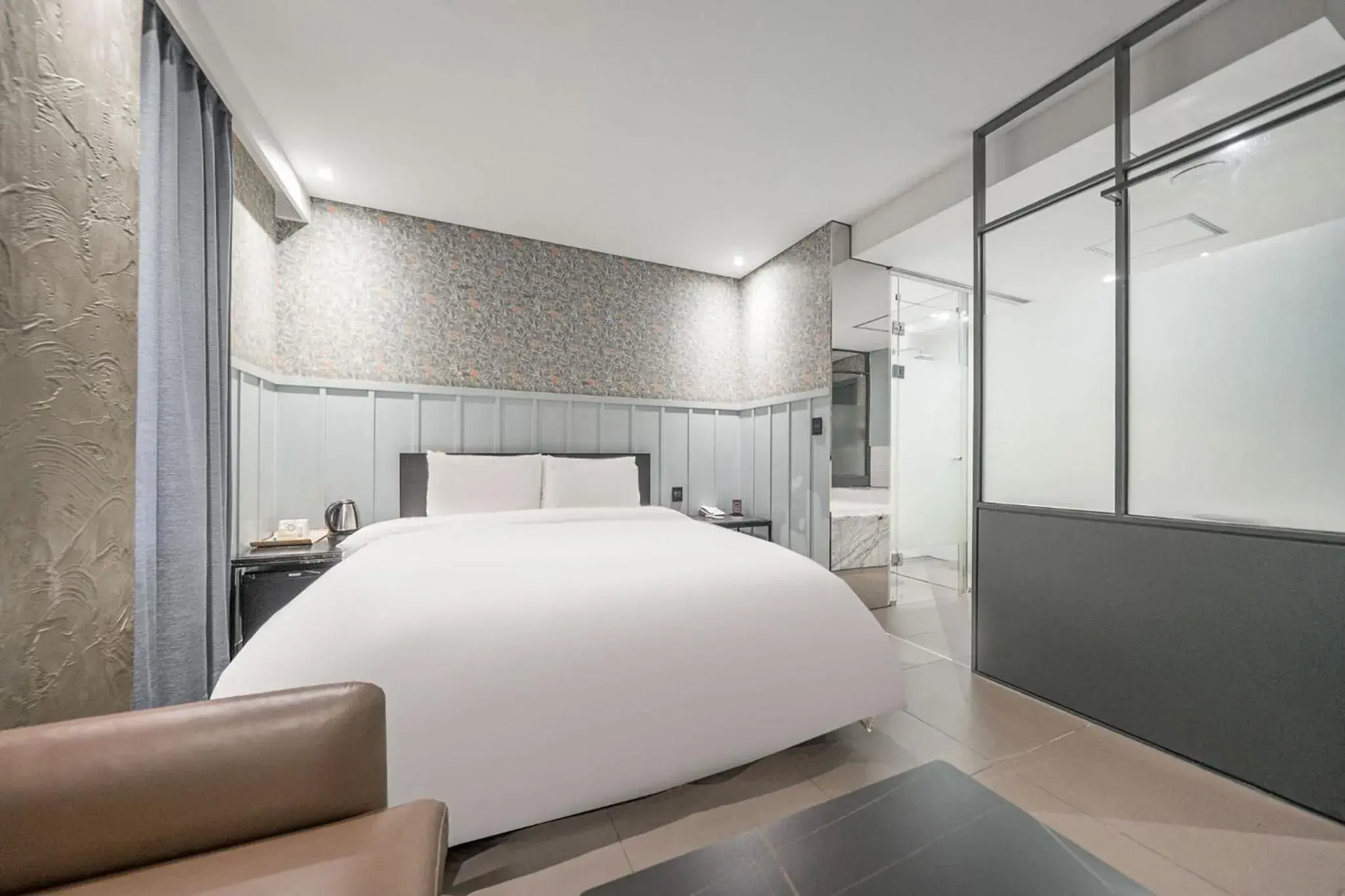 Bed in Aloha Hotel Bed in Aloha Hotel