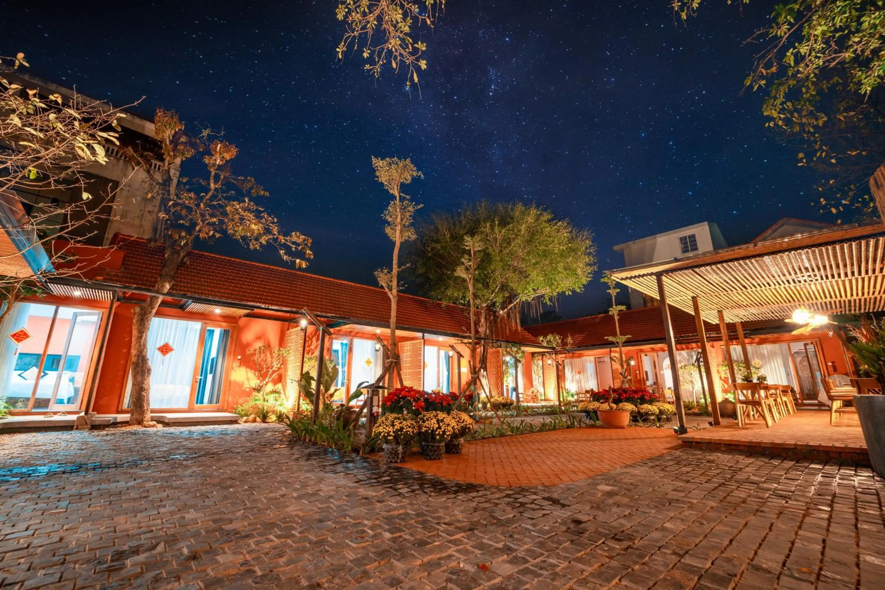 Night in TRUONG PHU HOUSE - HOTEL & APARTMENT