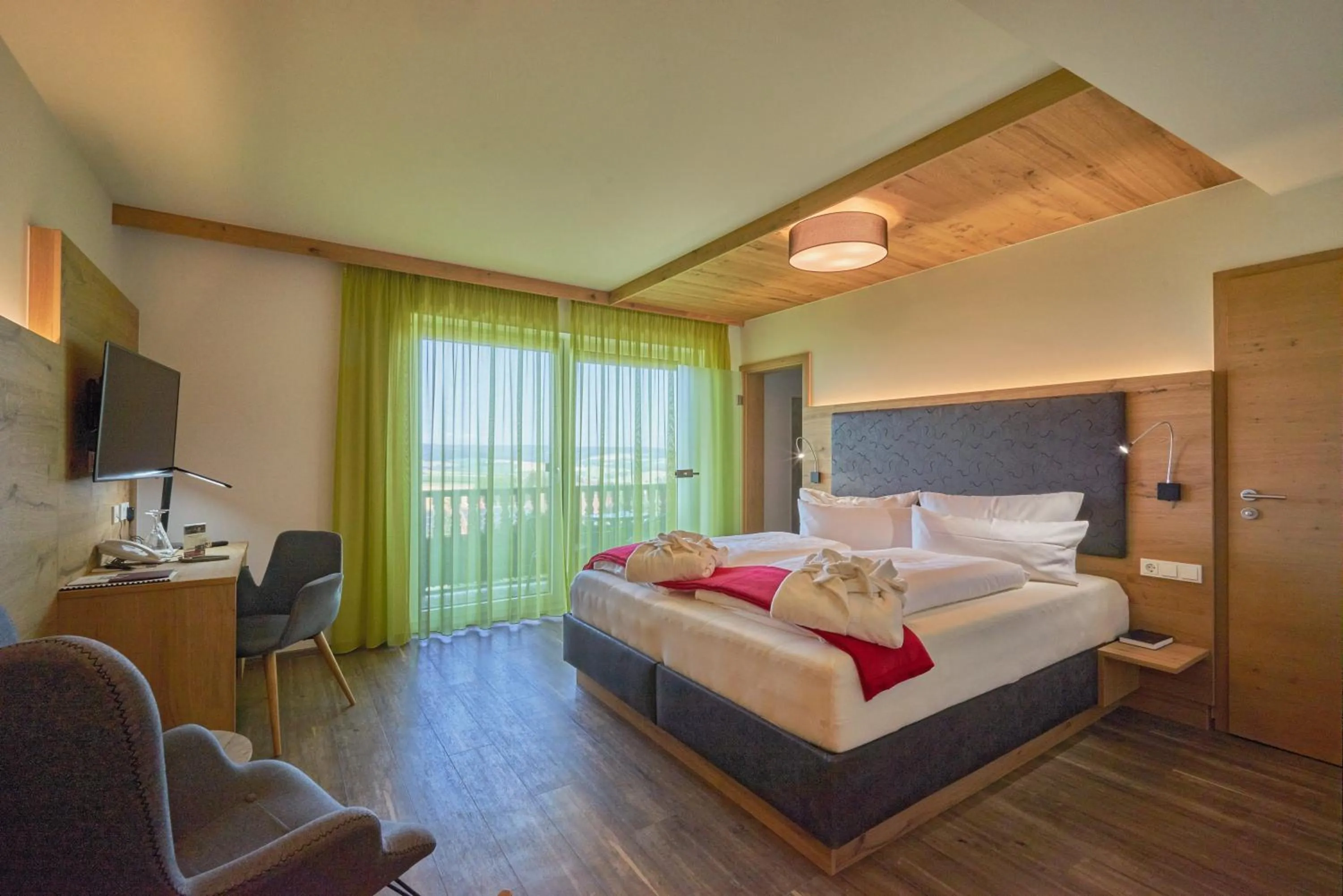 Shower, Bed in Wellnesshotel Zum Koch