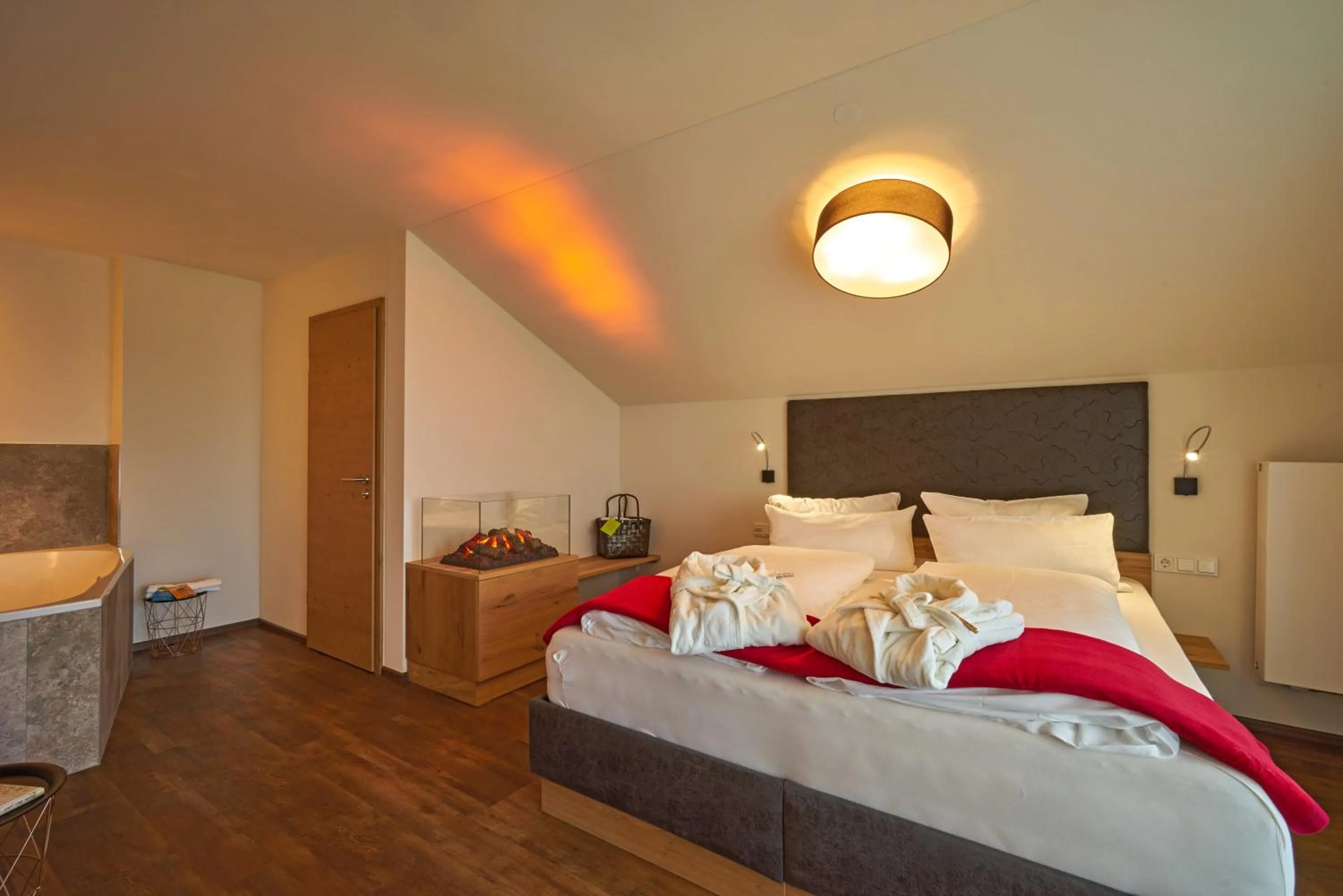 Toilet, Bed in Wellnesshotel Zum Koch