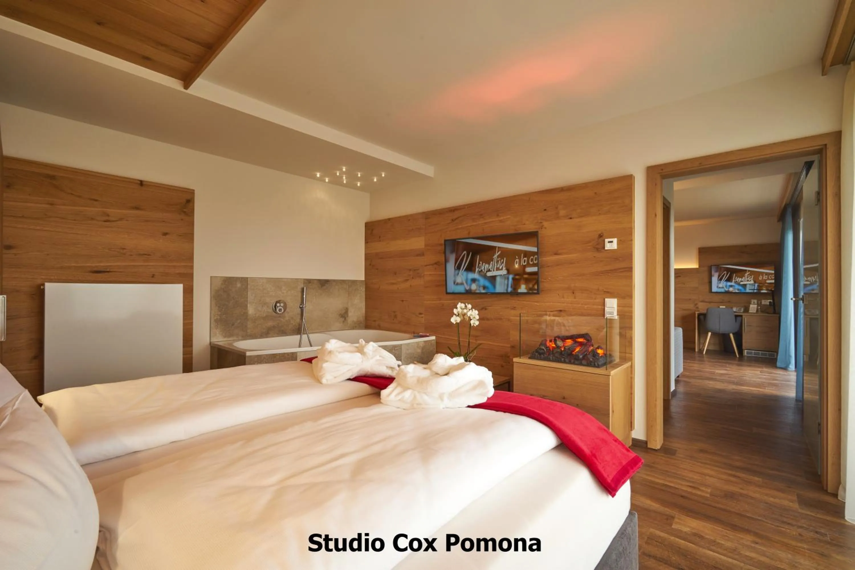 Shower, Bed in Wellnesshotel Zum Koch