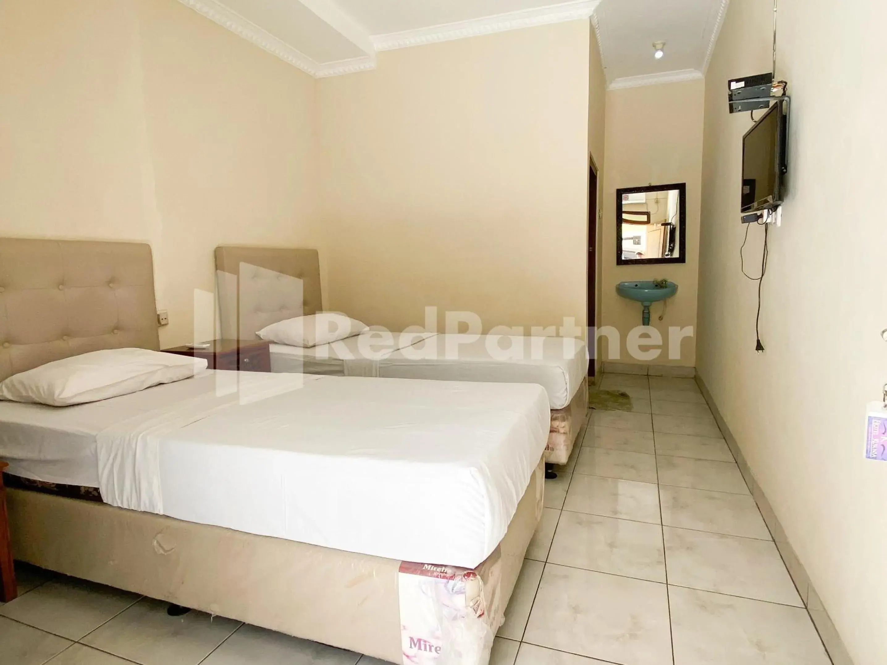 Deluxe Twin Room in Hotel Kurnia @ Jln Pemuda Blora RedPartner Deluxe Twin Room in Hotel Kurnia @ Jln Pemuda Blora RedPartner