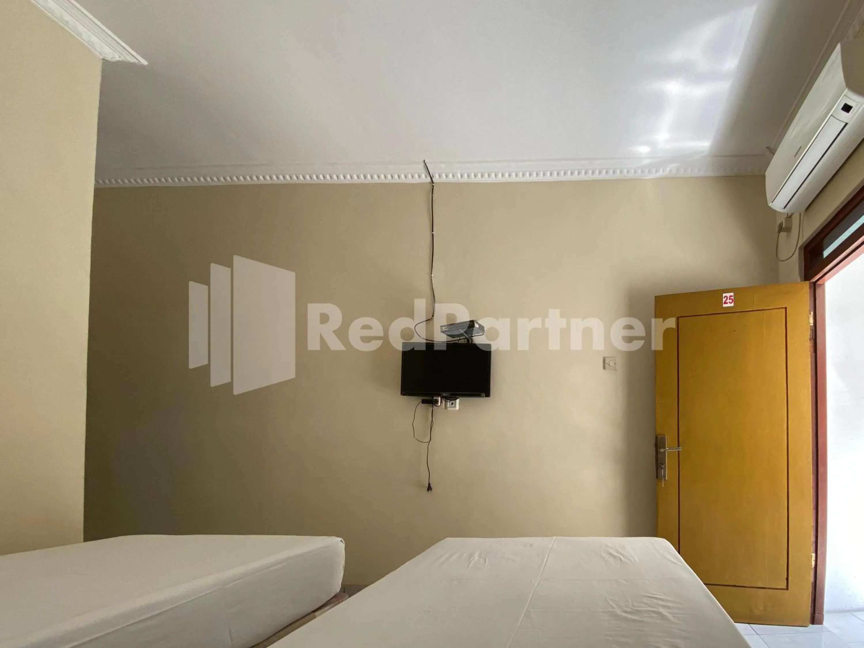 Superior Twin Room in Hotel Kurnia @ Jln Pemuda Blora RedPartner