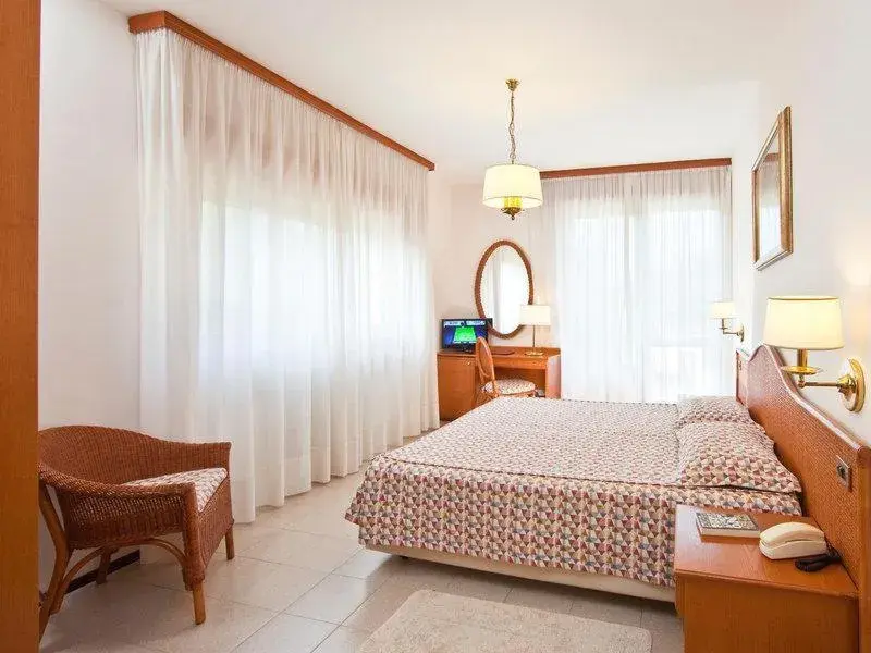 Standard Double or Twin Room with Garden View in Hotel Gabbiano - Garda Lake Collection Standard Double or Twin Room with Garden View in Hotel Gabbiano - Garda Lake Collection