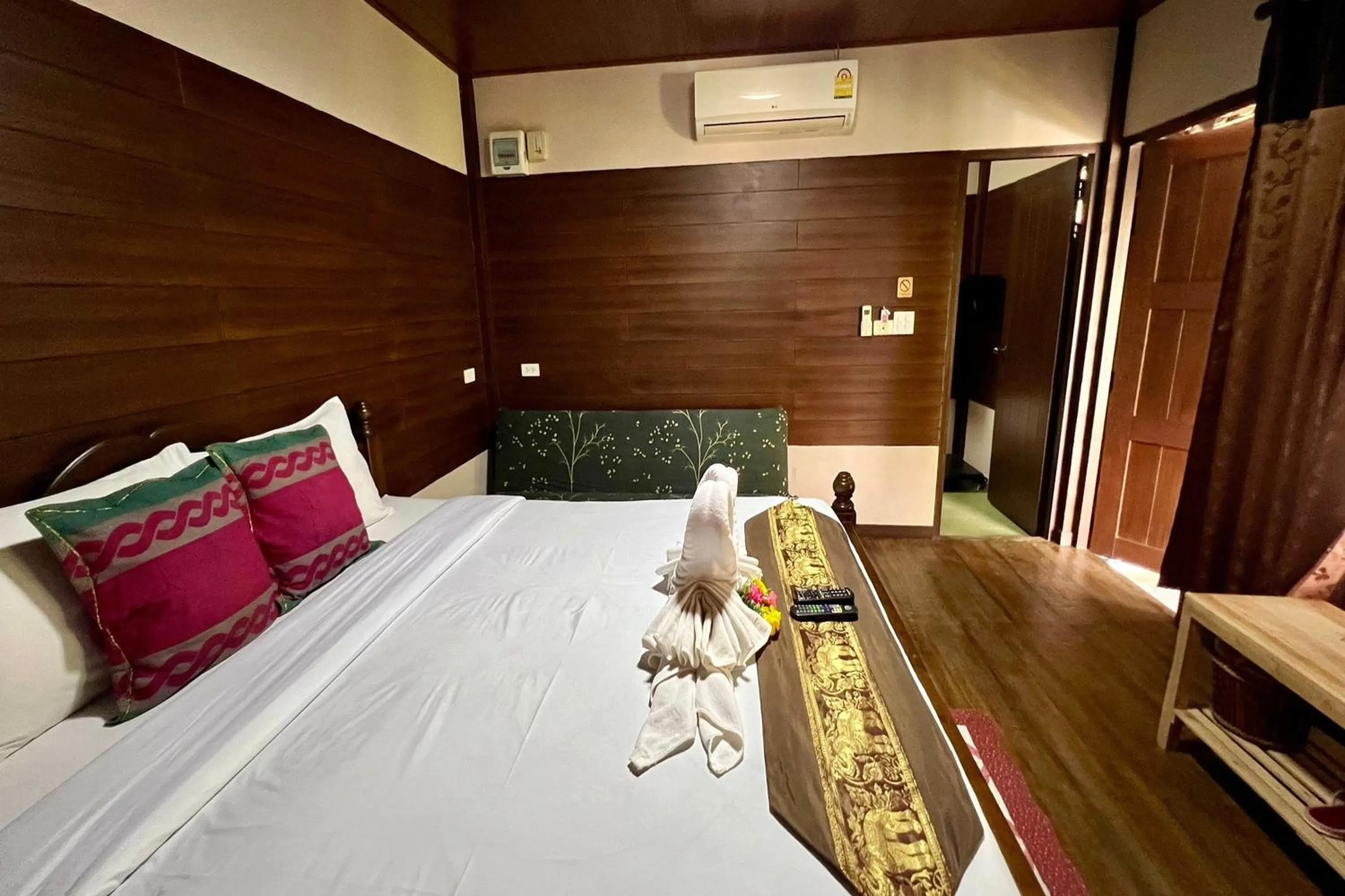 Bedroom, Bed in Huen Pak Mon Chantra