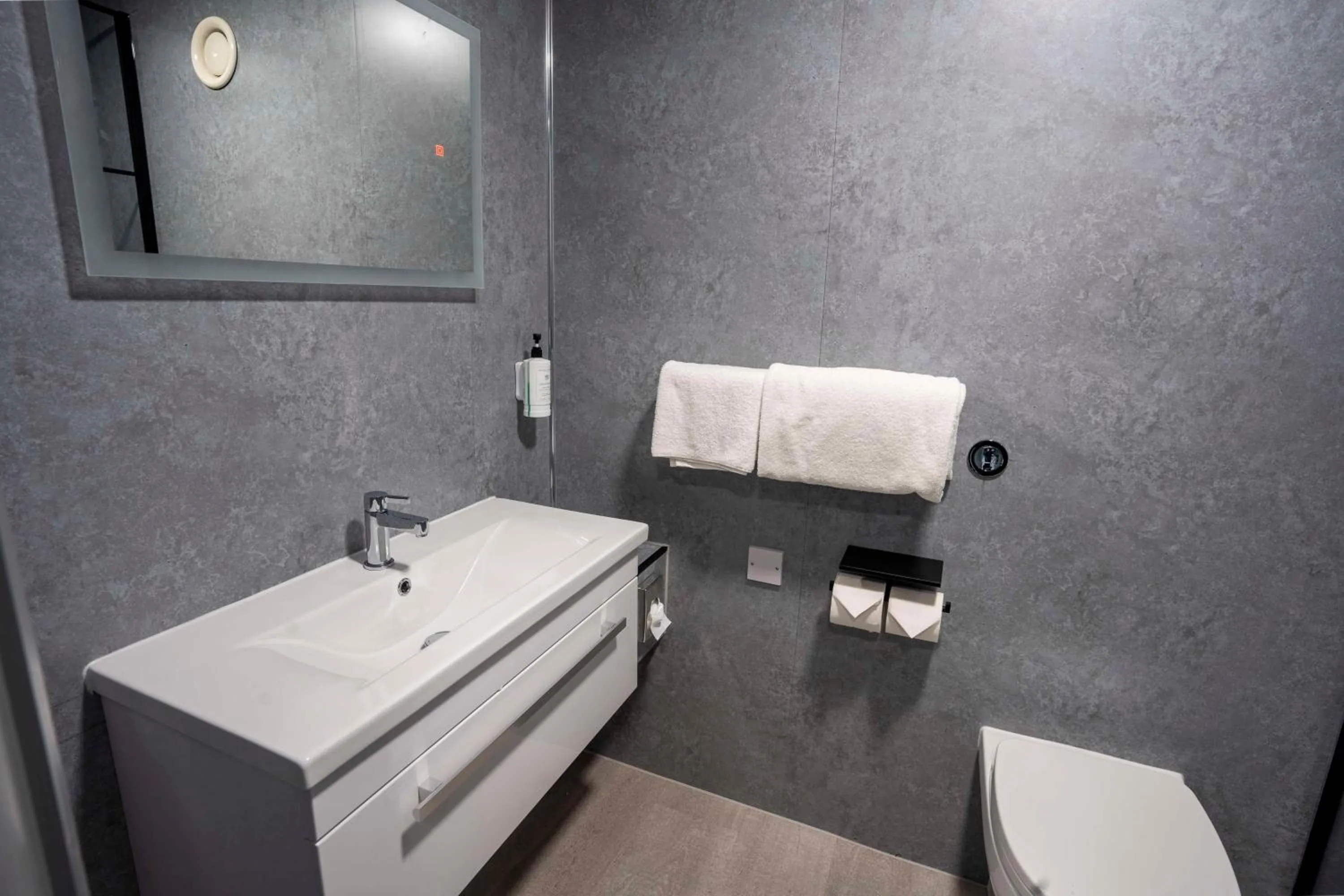 Bathroom in The Bolton Stadium Hotel, a member of Radisson Individuals
