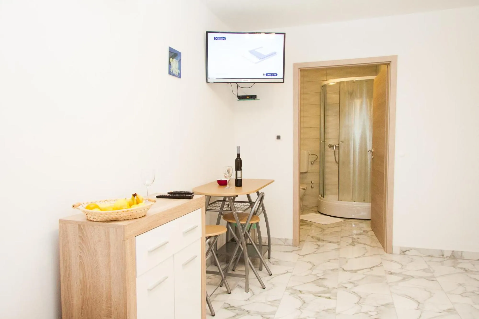 TV and multimedia in Rooms Garden Zagreb Airport