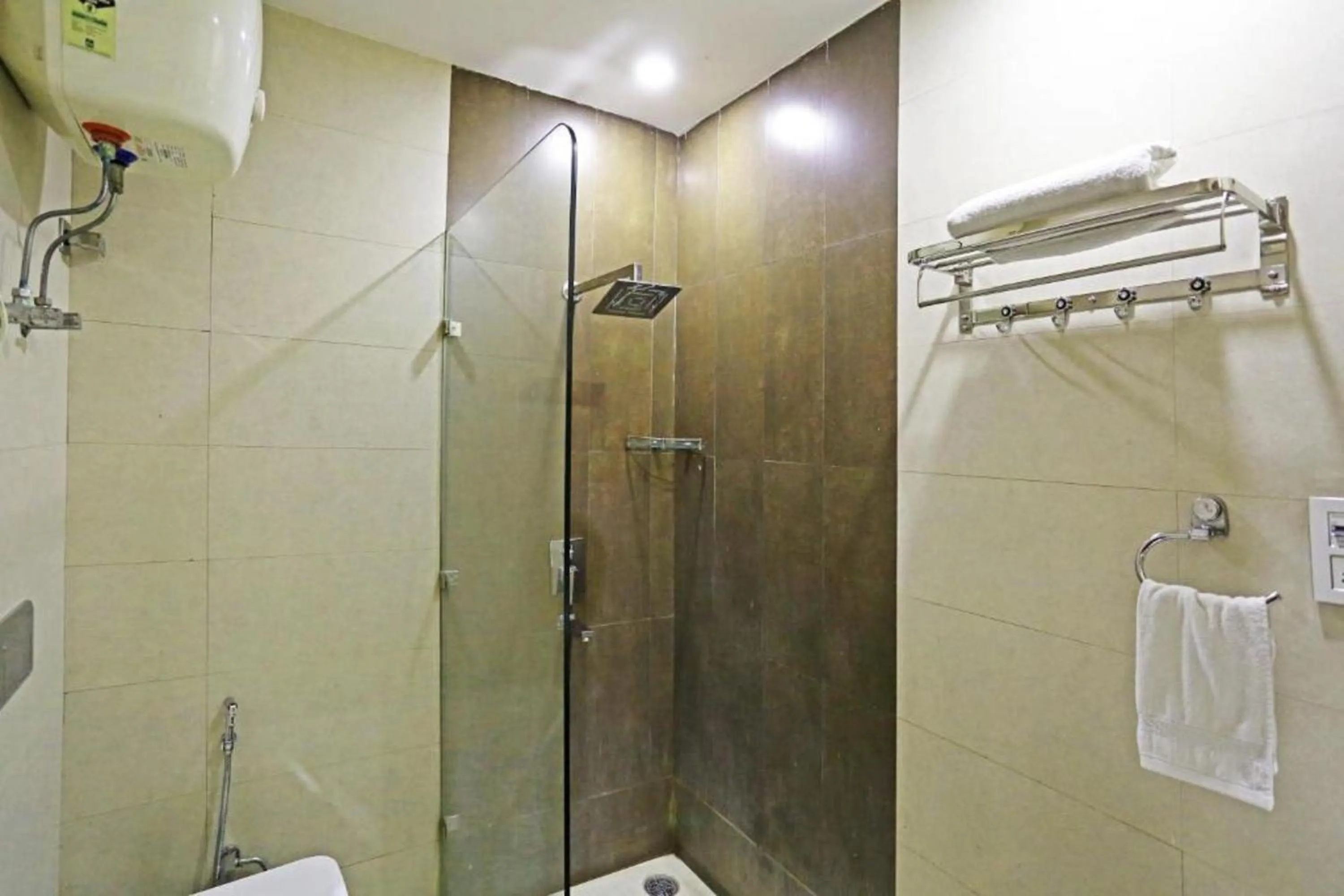 Shower, Bathroom in HOTEL MGM RESIDENCY