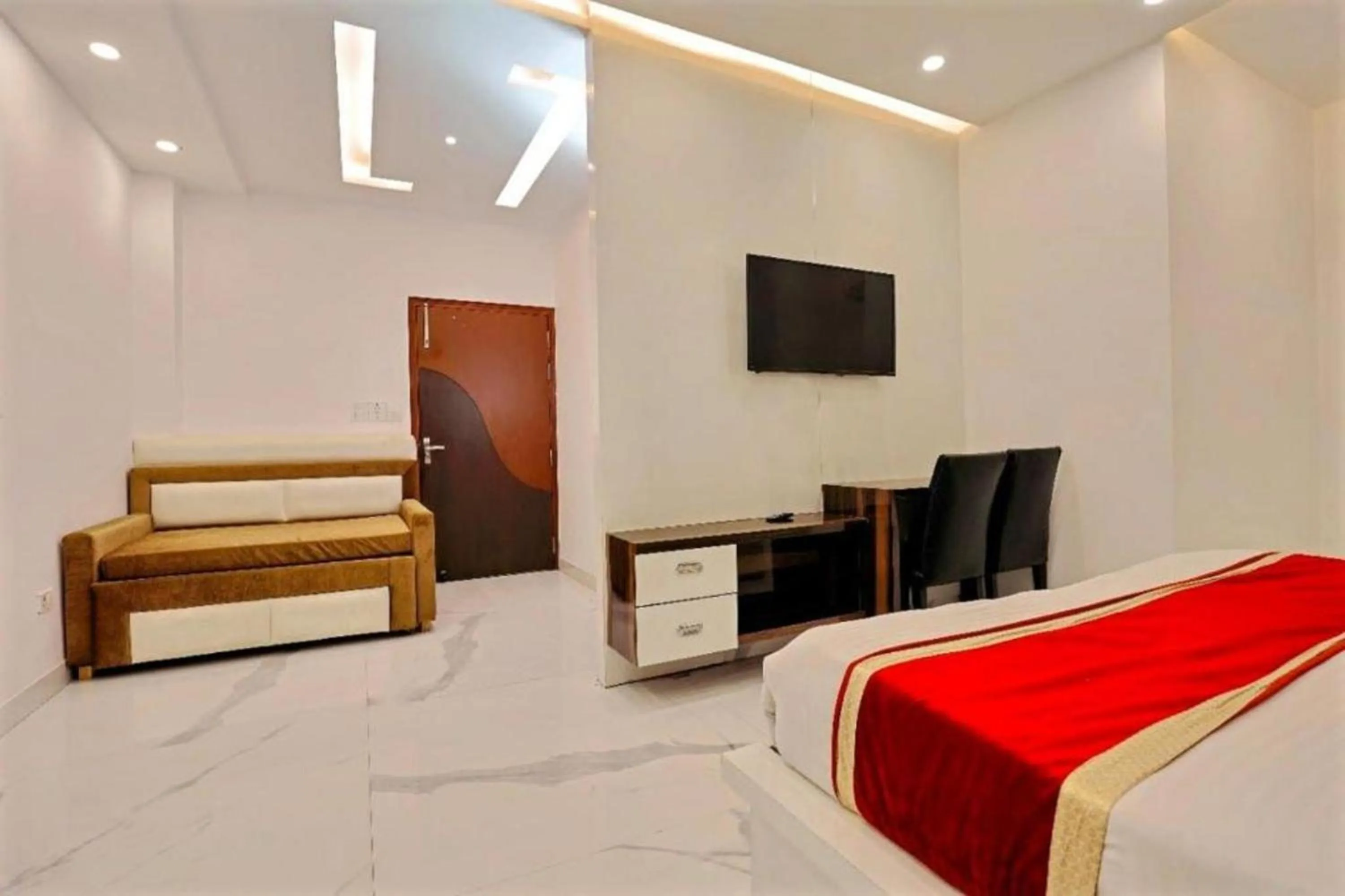 Communal lounge/ TV room, TV/Entertainment Center in HOTEL MGM RESIDENCY