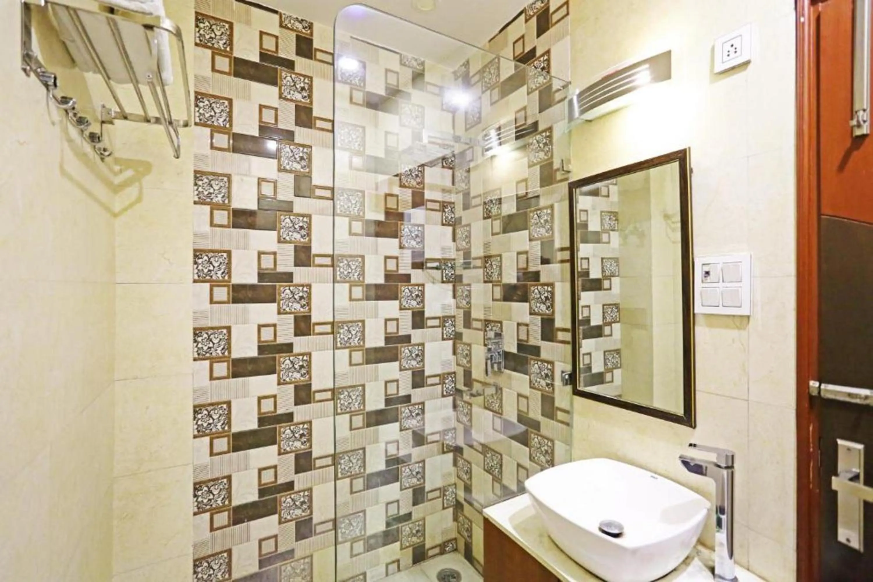 Shower, Bathroom in HOTEL MGM RESIDENCY