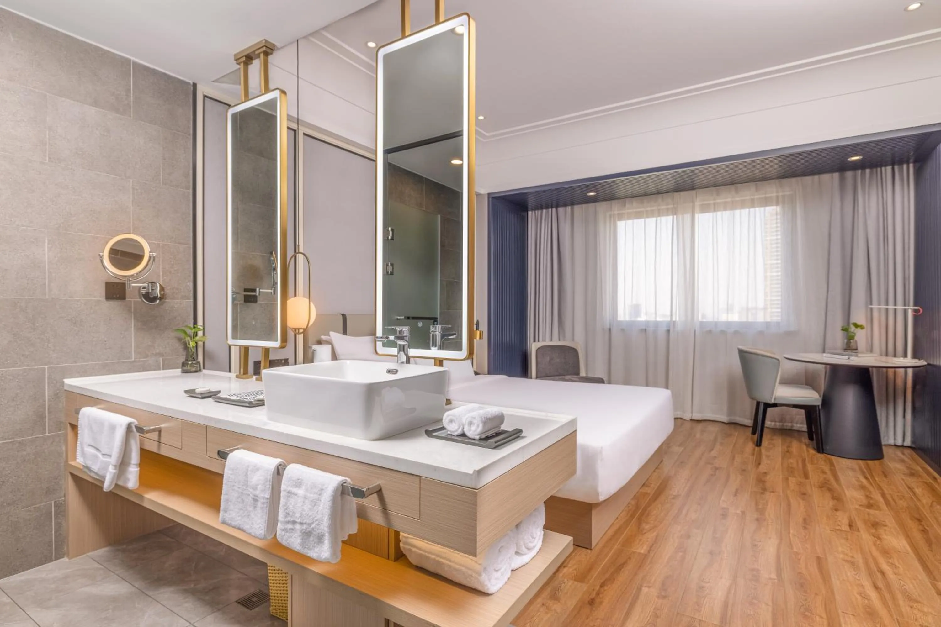 Bathroom, Bed in Marco Polo Hotel