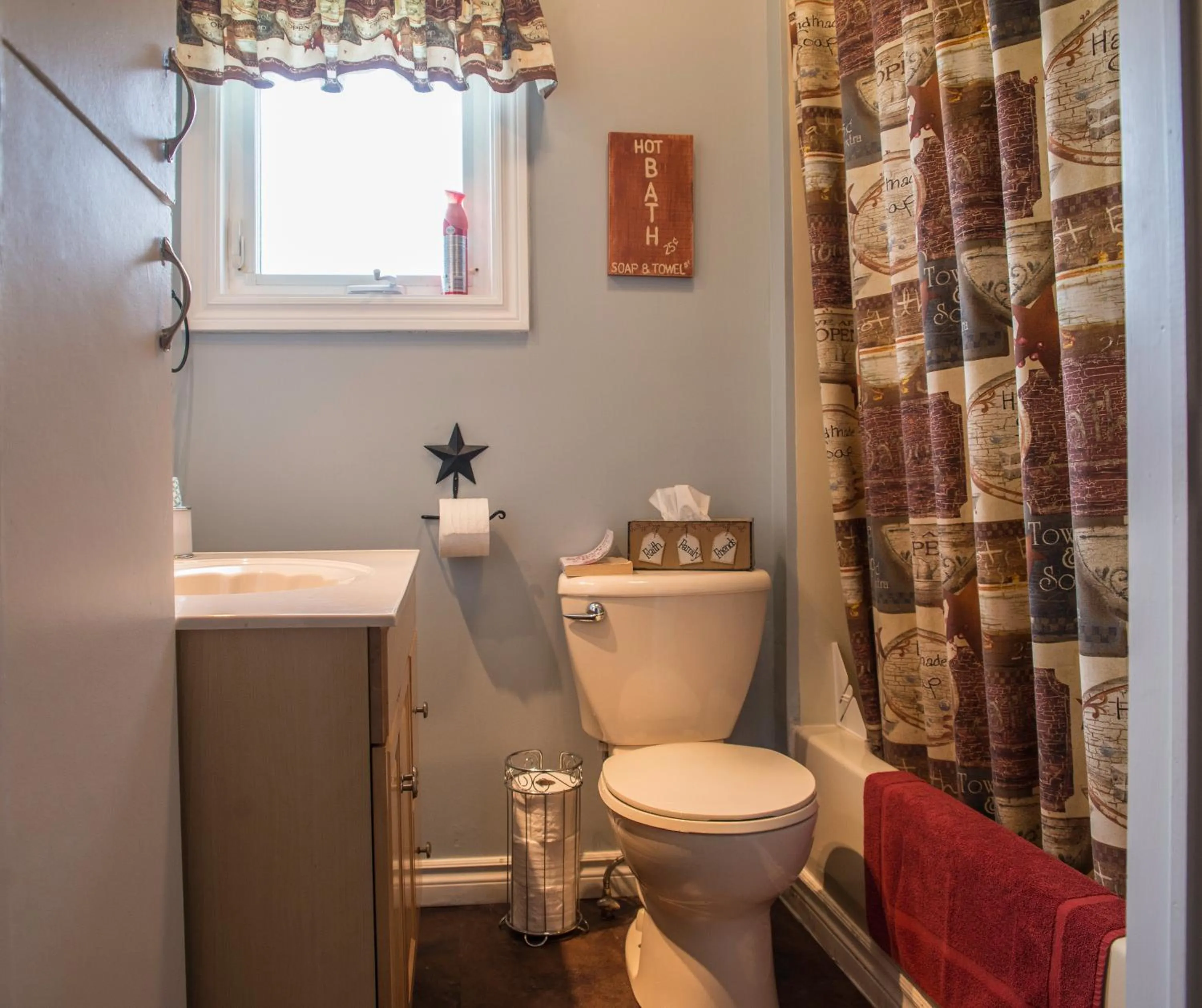 Shower in Mama`s By The Sea B&B