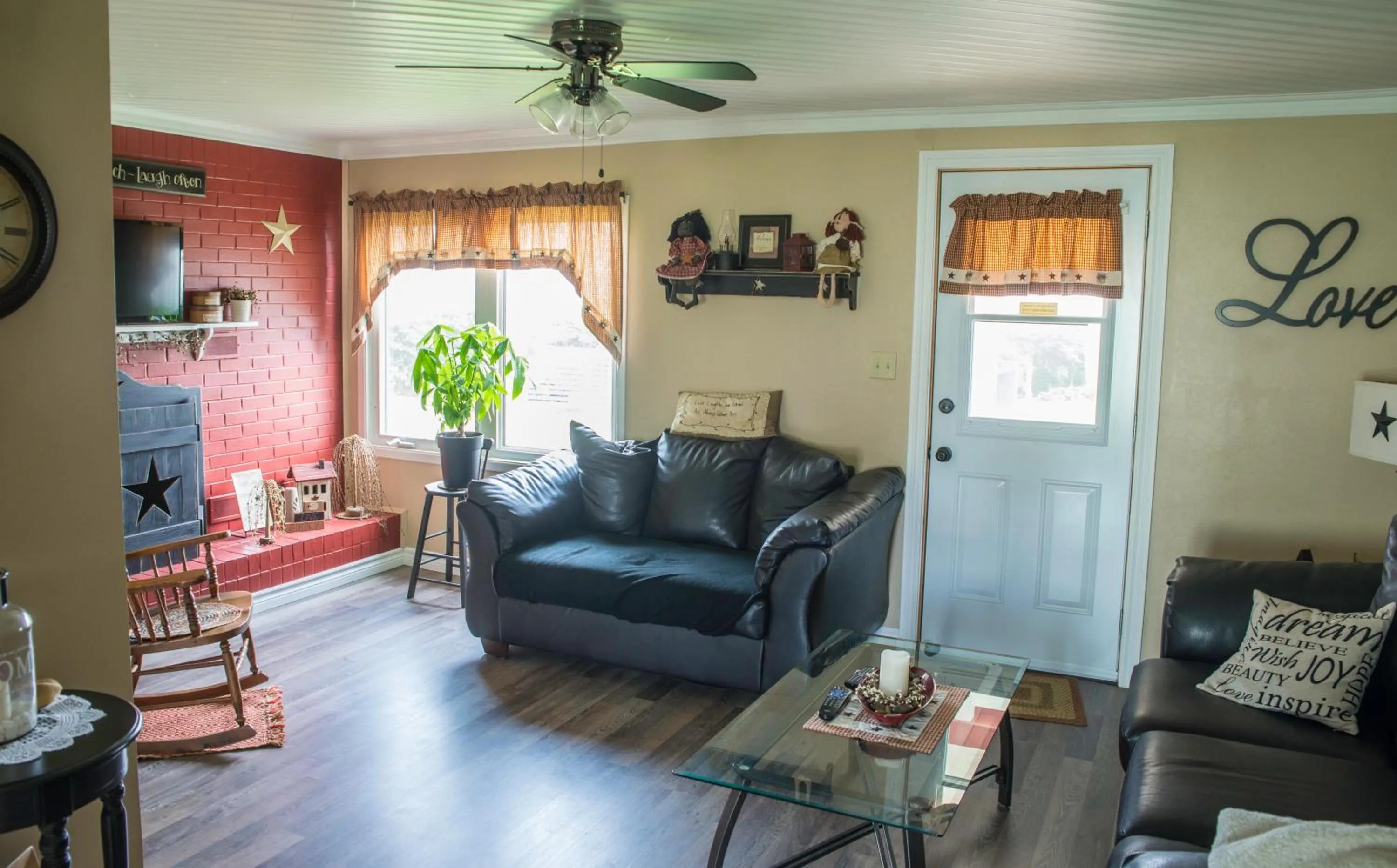 Living room in Mama`s By The Sea B&B