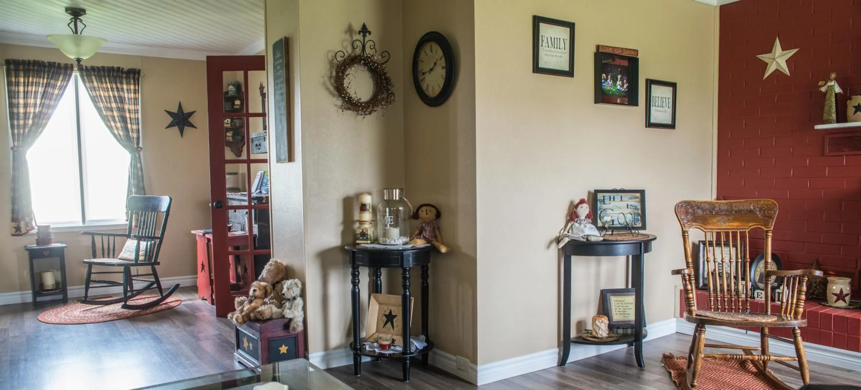 Communal lounge/ TV room in Mama`s By The Sea B&B