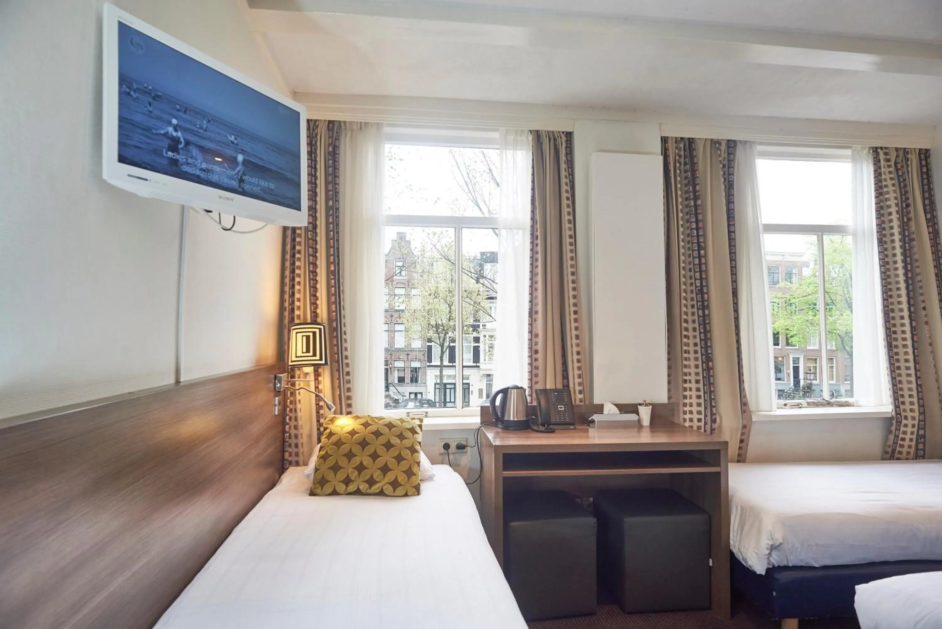 Photo of the whole room, Bed in The Townhouse Hotel