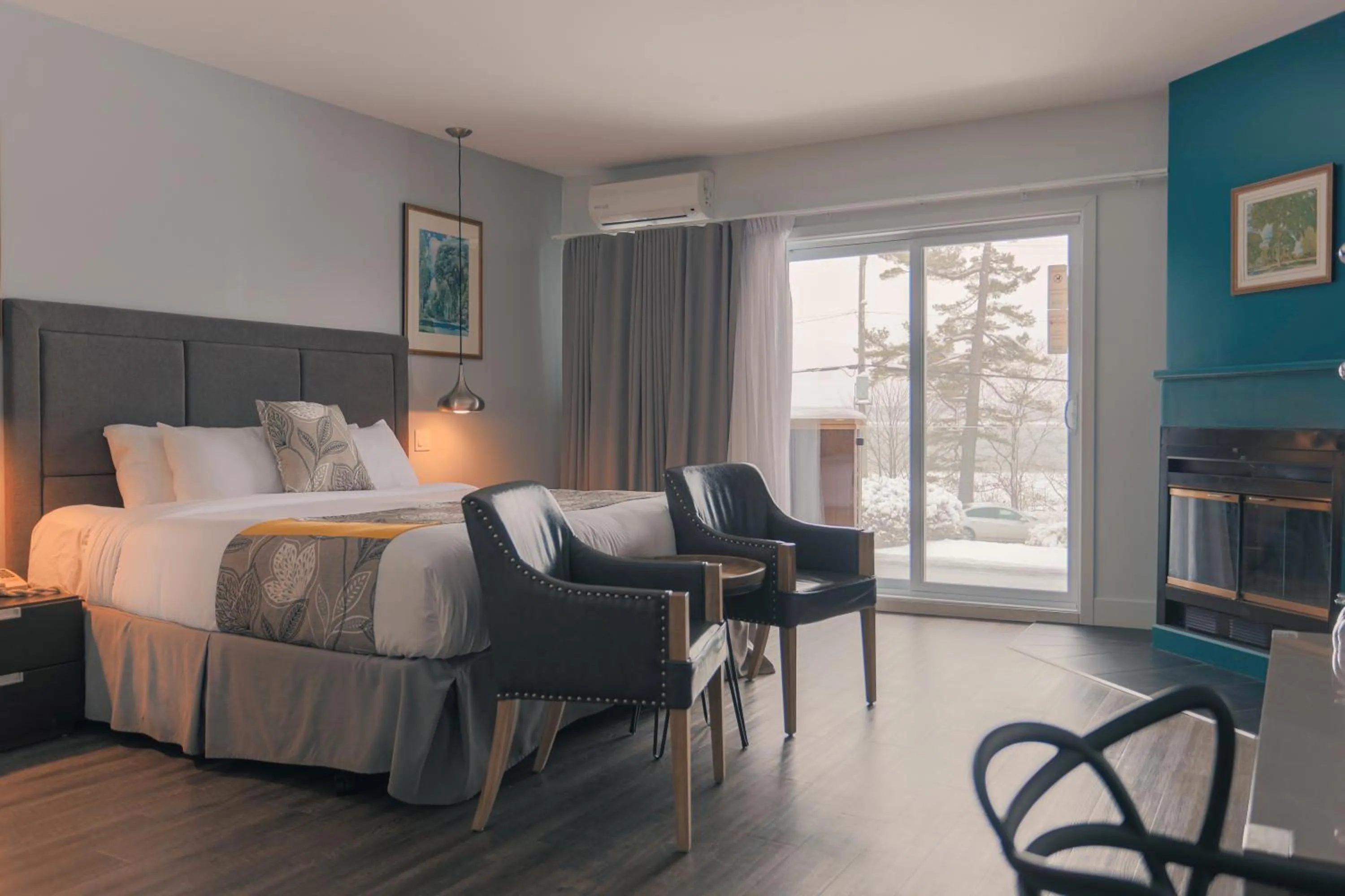 Living room, Bed in Hotel Lac Brome