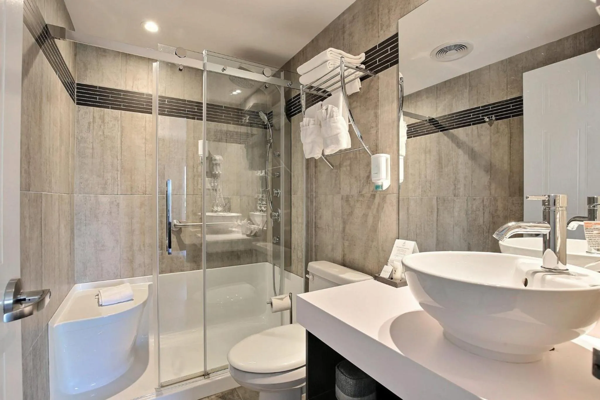 Shower in Hotel Lac Brome