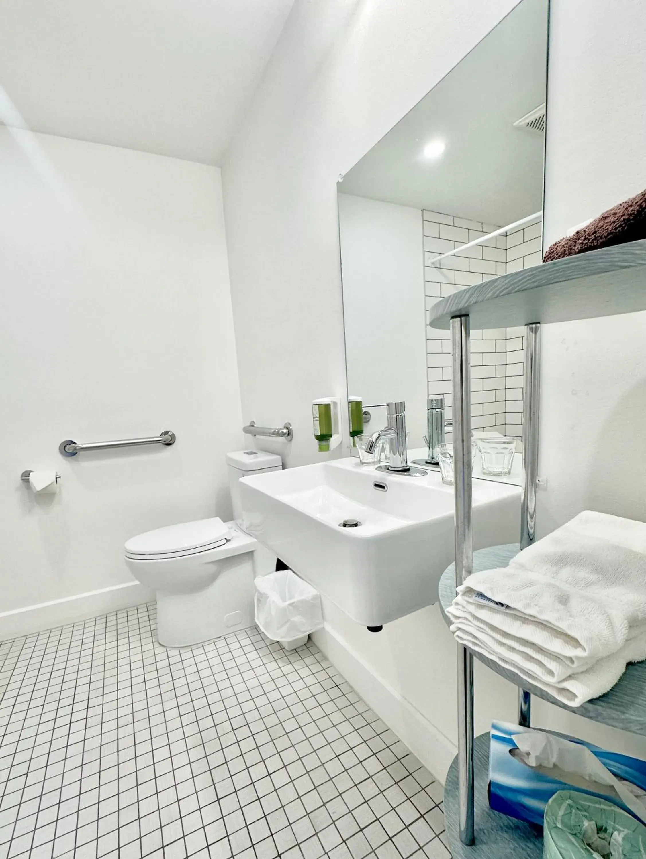 Ground Level ADA 1 King bed in Hotel Lac Brome Ground Level ADA 1 King bed in Hotel Lac Brome