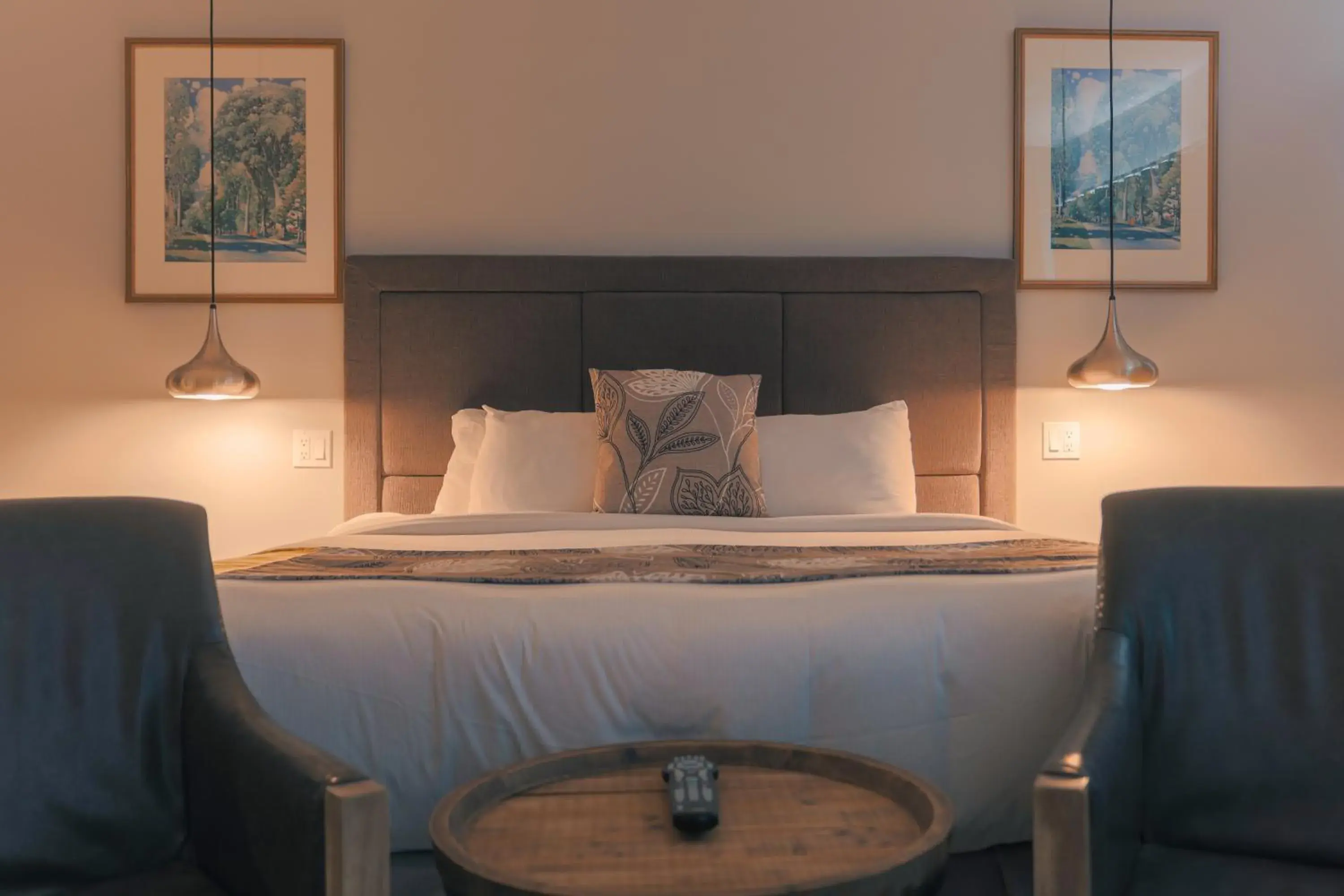 Deluxe with 1 King Bed in Hotel Lac Brome Deluxe with 1 King Bed in Hotel Lac Brome