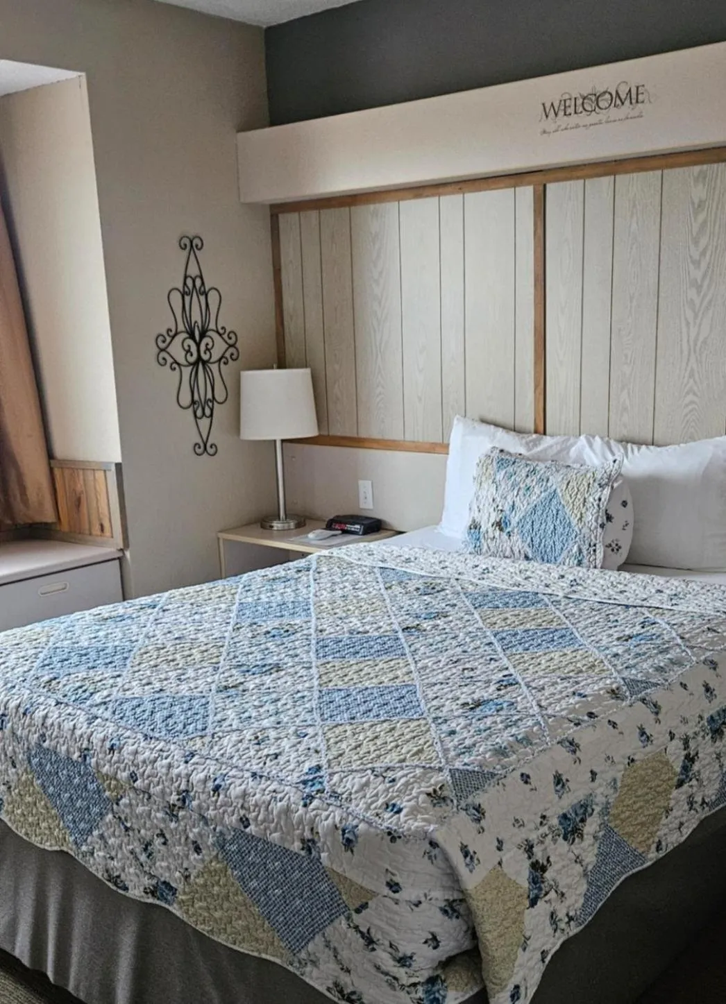 Bed in Patti's Inn and Suites