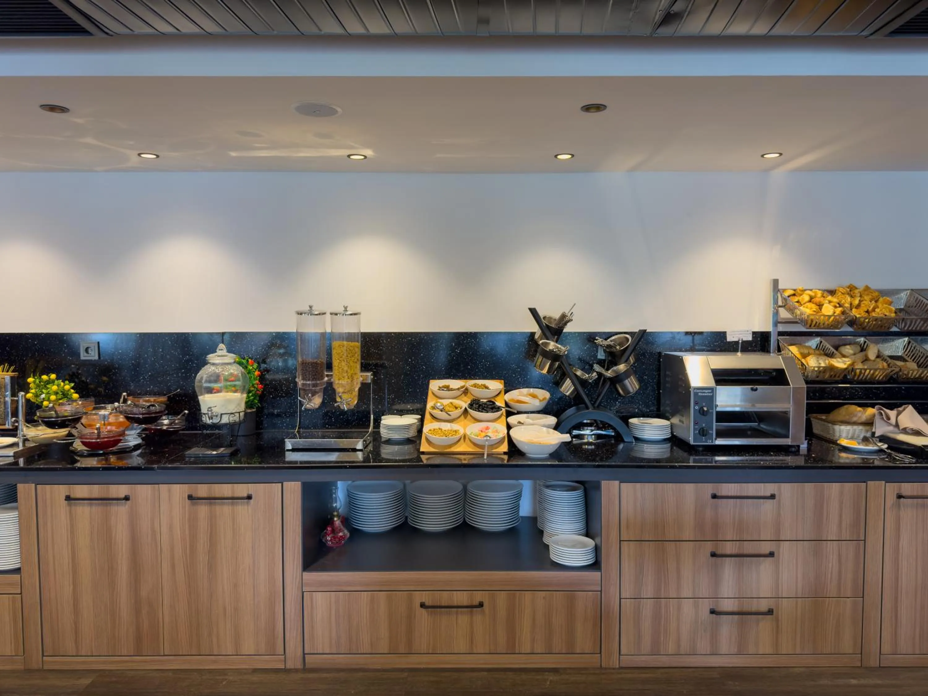 Restaurant/places to eat in Sera Lake Center Hotel