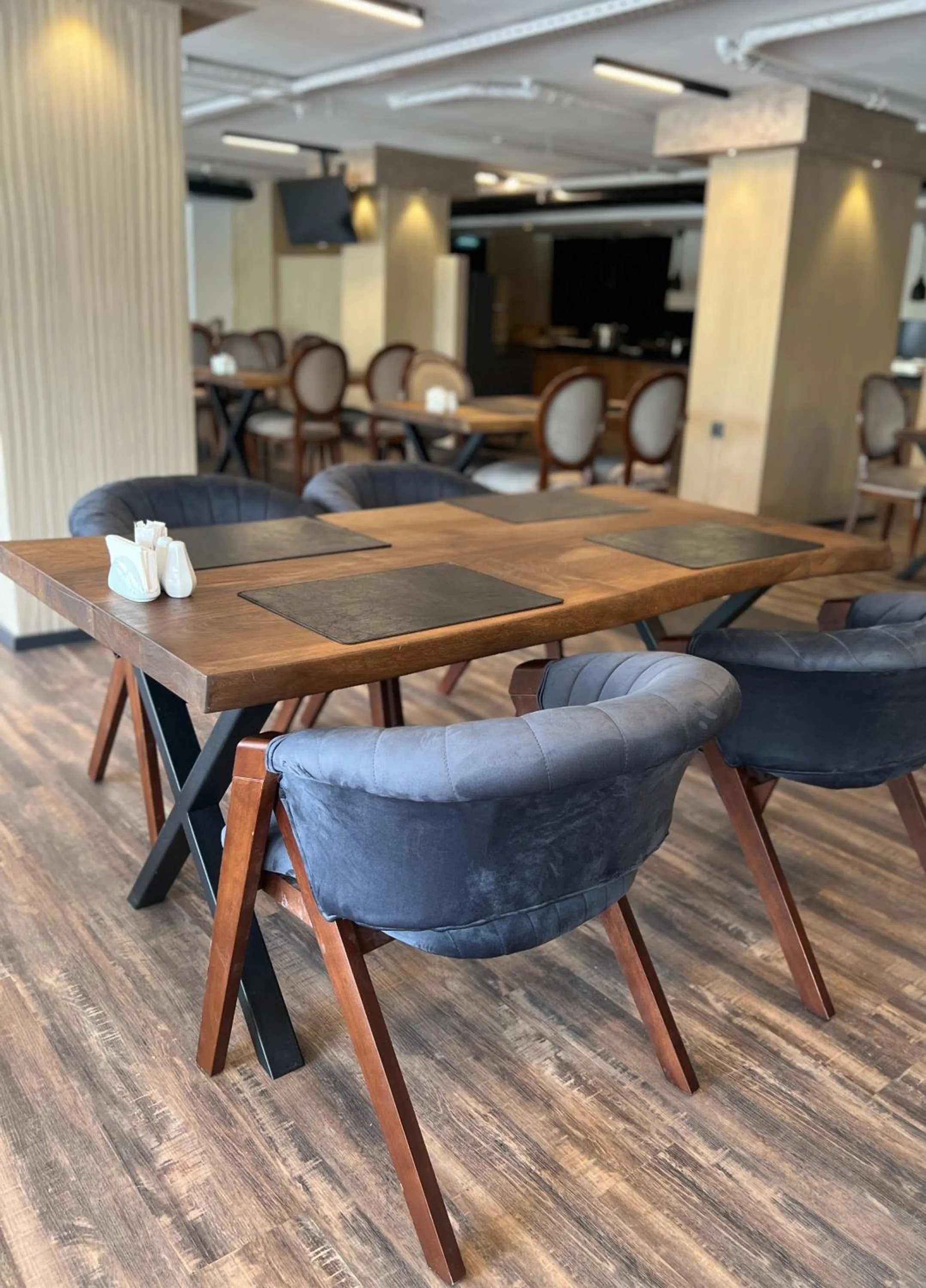 Restaurant/places to eat in Sera Lake Center Hotel