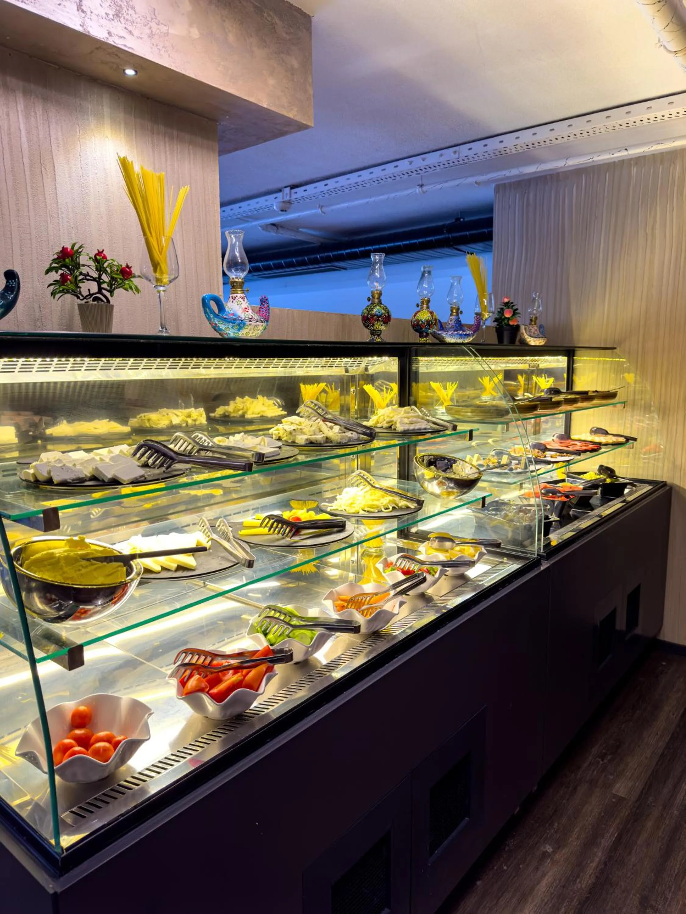 Restaurant/places to eat in Sera Lake Center Hotel