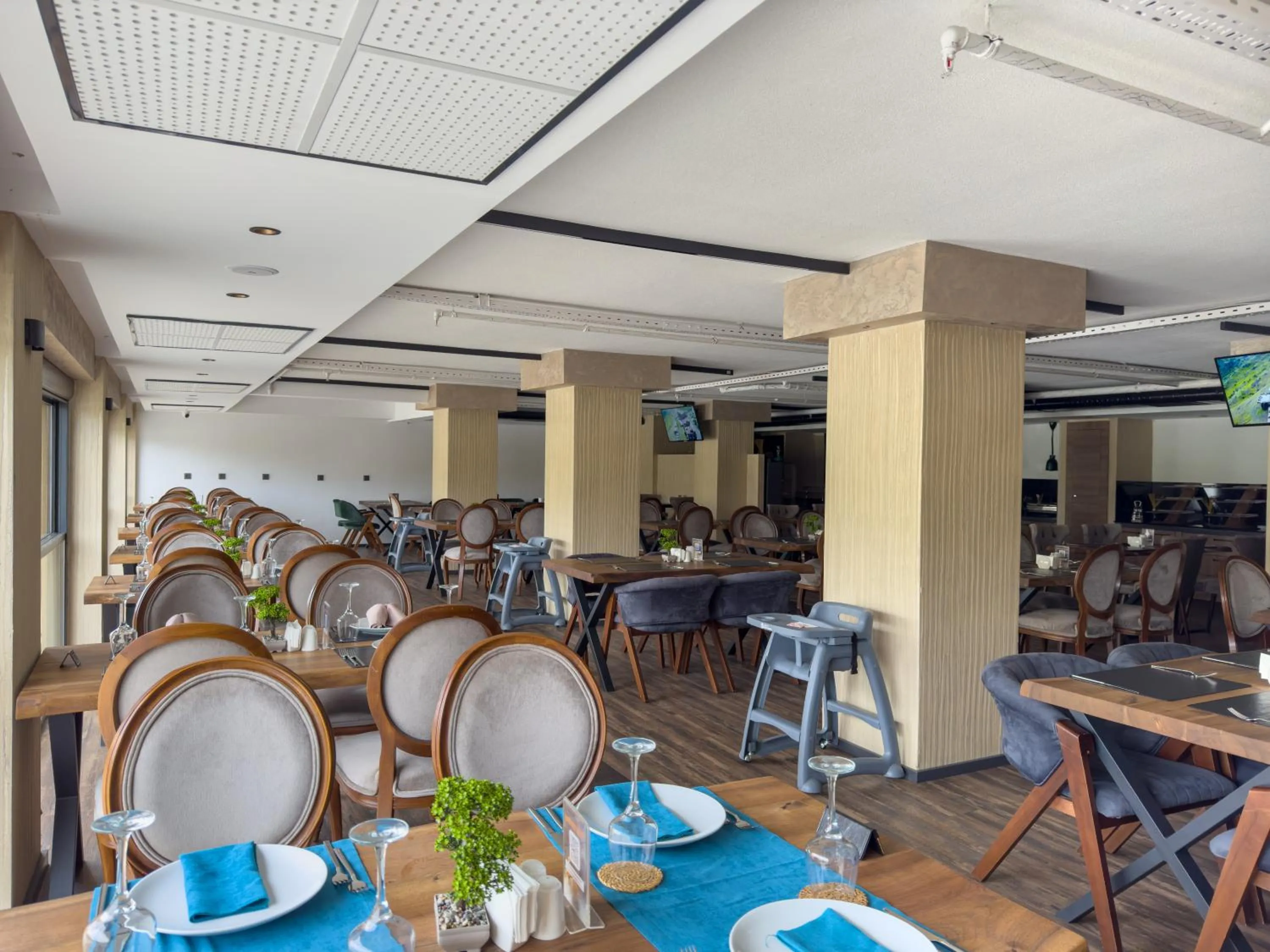 Restaurant/places to eat in Sera Lake Center Hotel