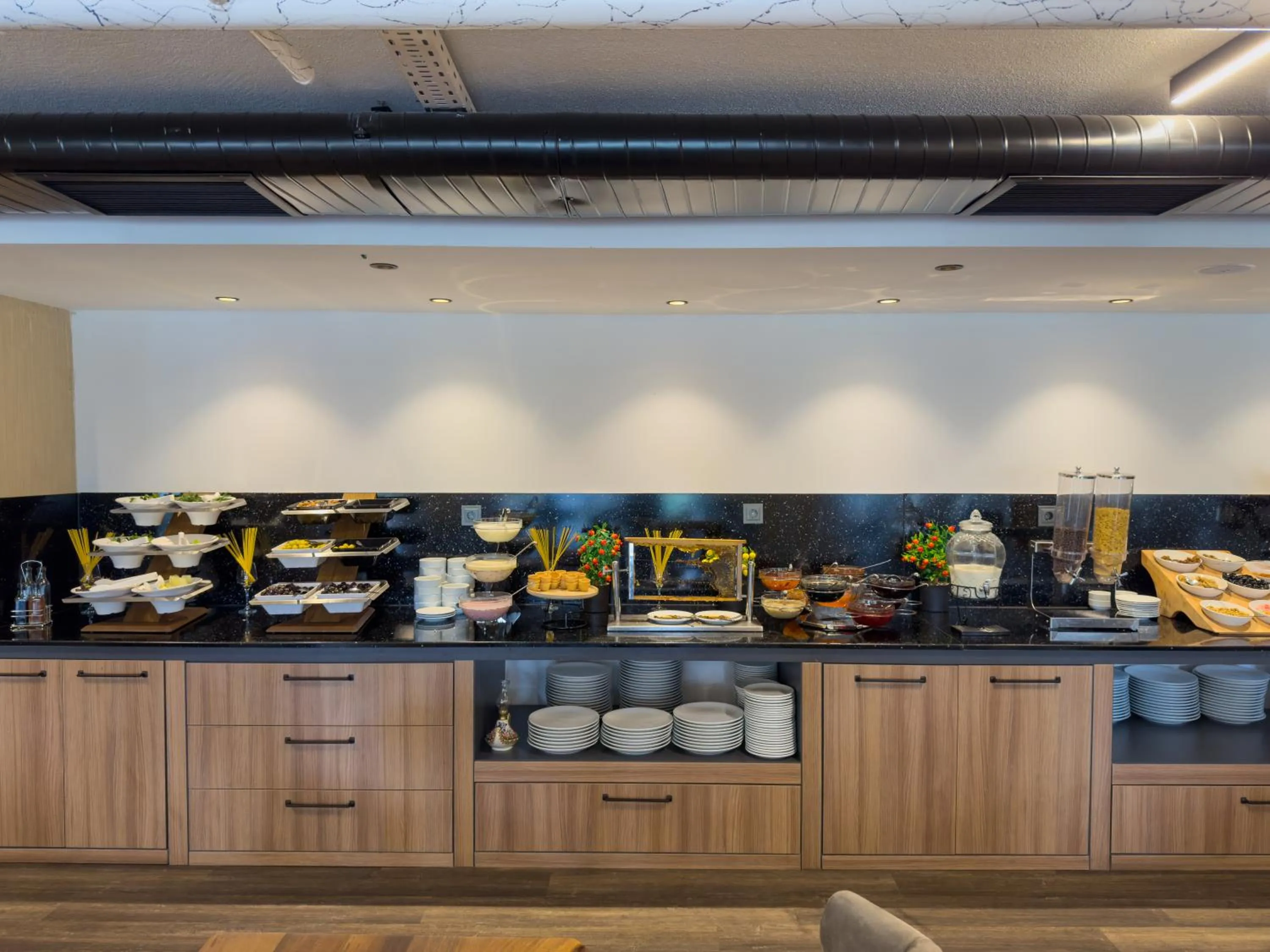 Restaurant/places to eat in Sera Lake Center Hotel