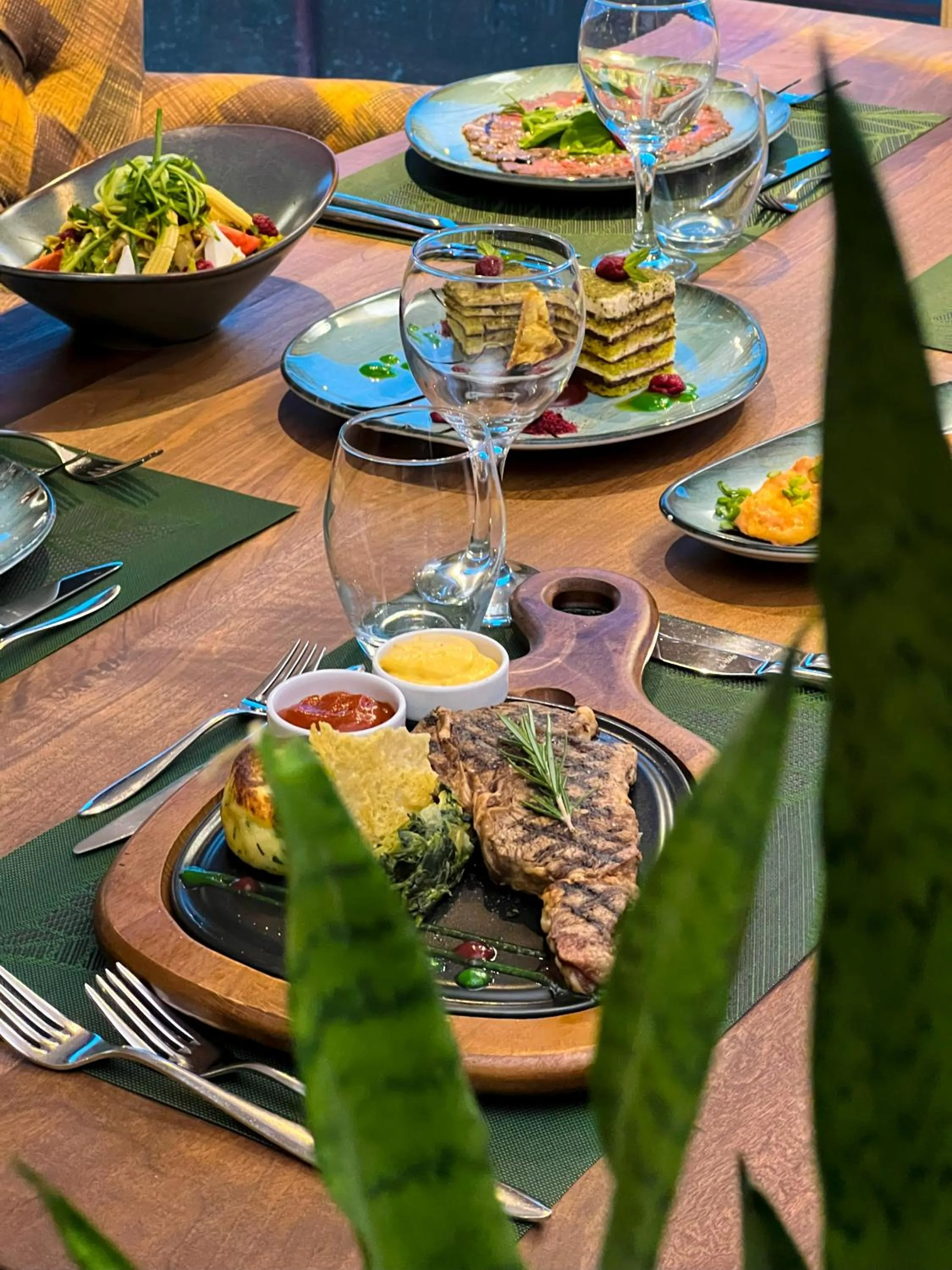 Restaurant/places to eat in Sera Lake Center Hotel