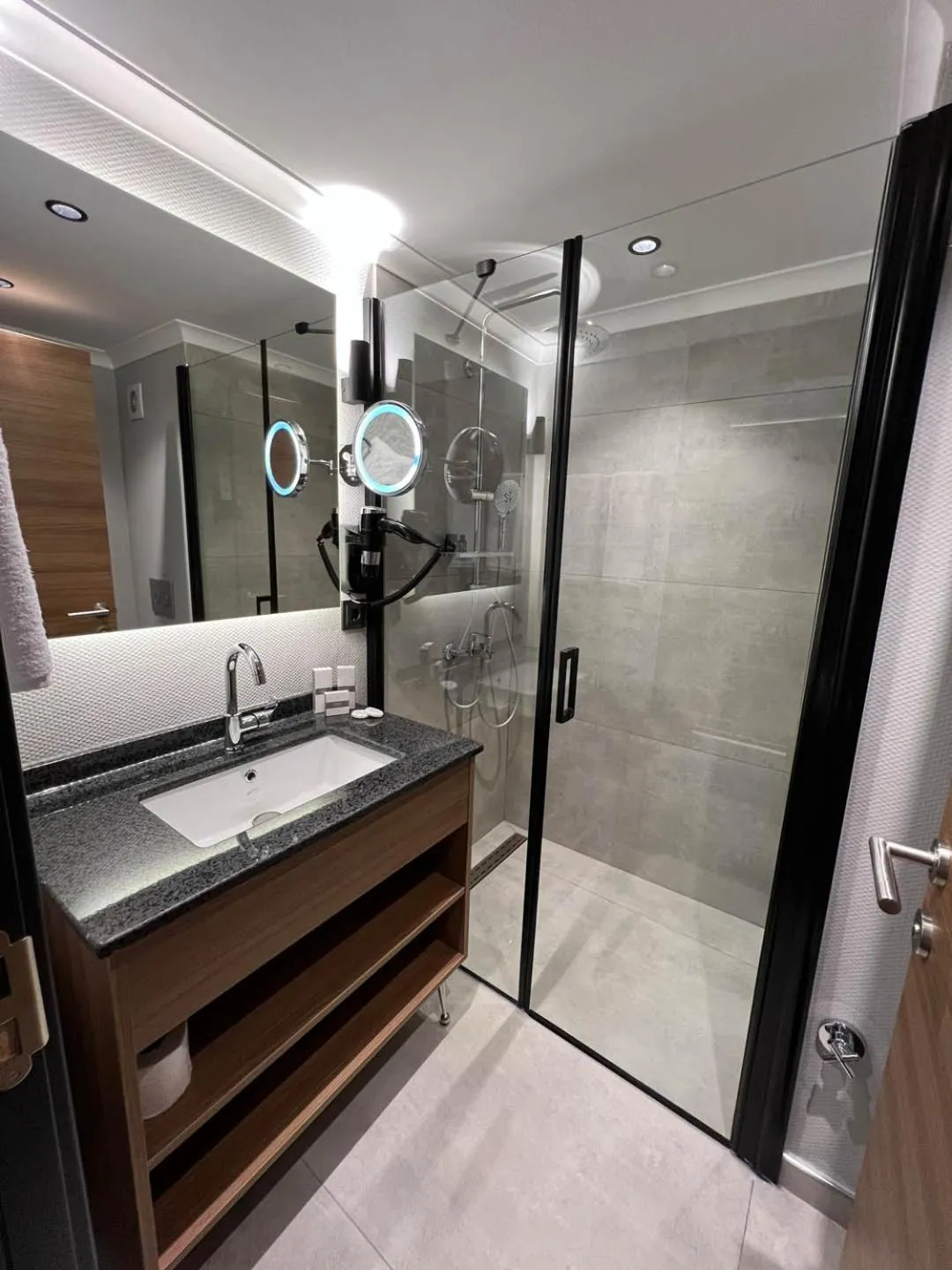 Toilet in Sera Lake Center Hotel