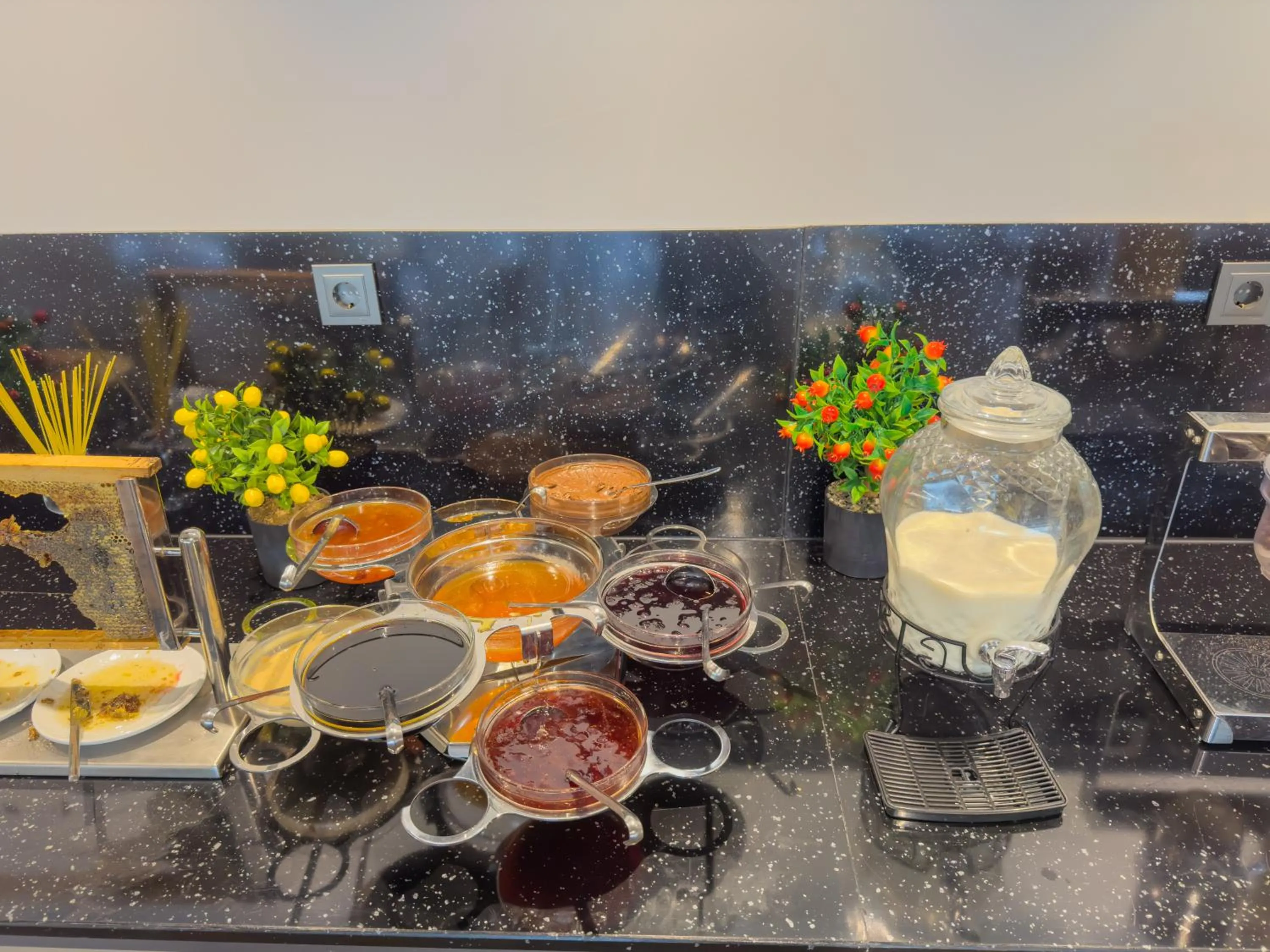 Restaurant/places to eat in Sera Lake Center Hotel