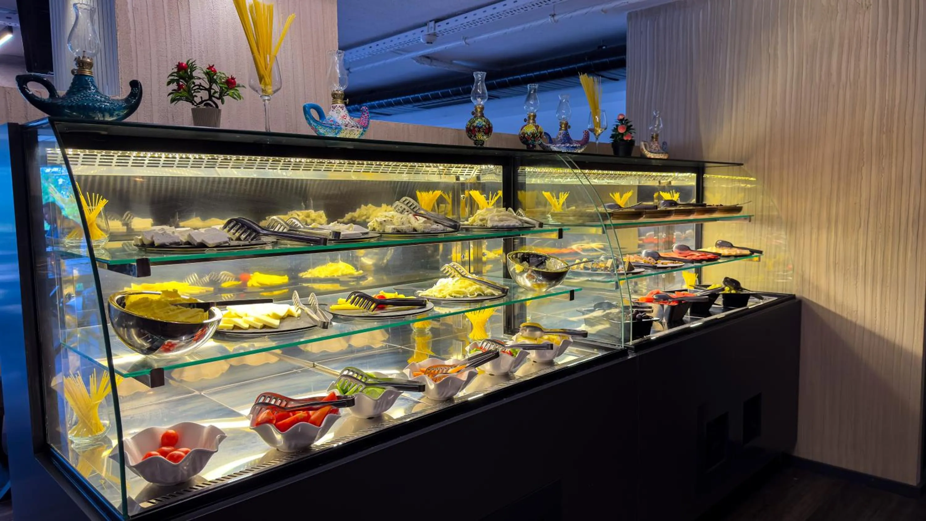 Restaurant/places to eat in Sera Lake Center Hotel