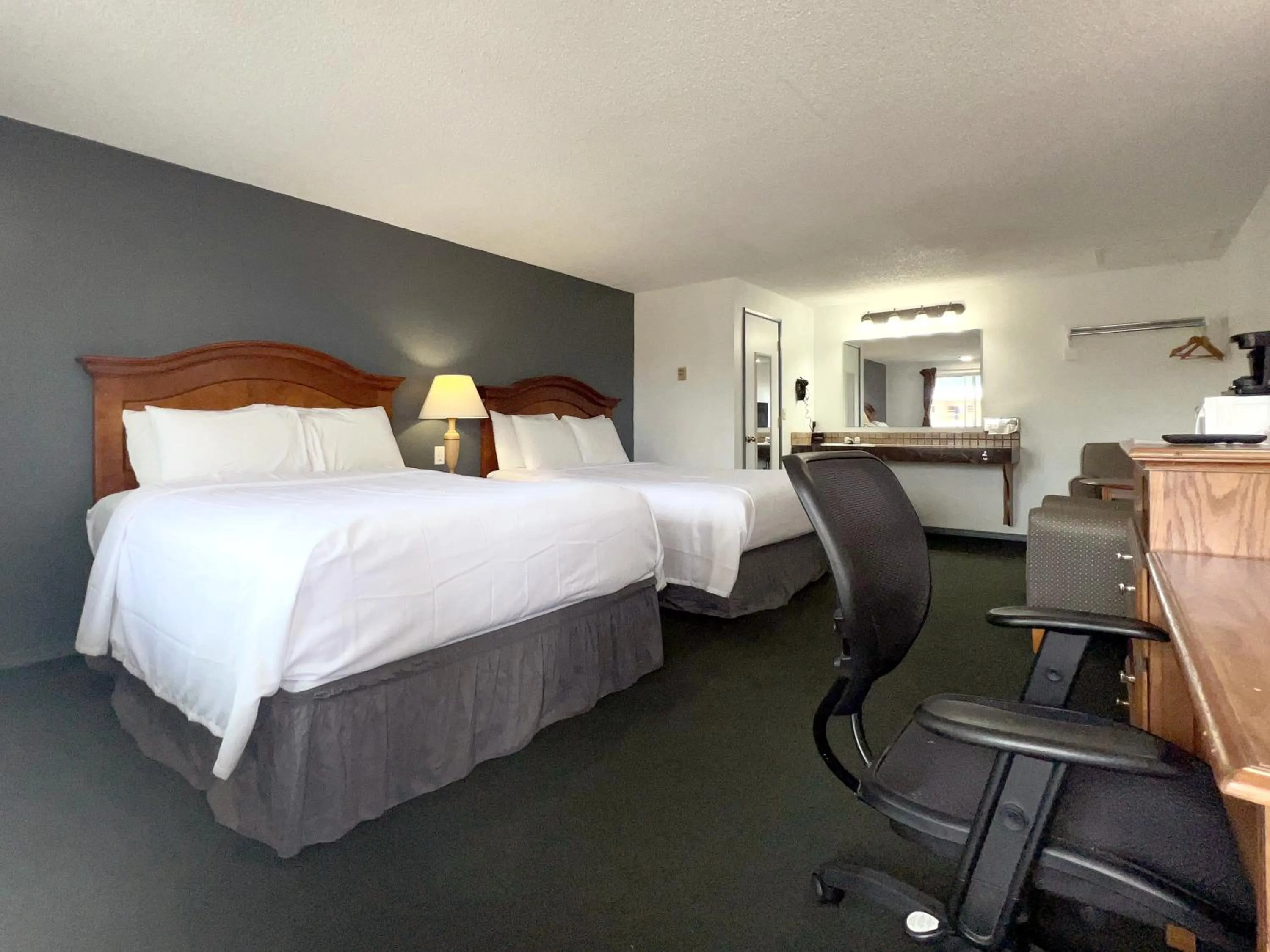 Photo of the whole room, Bed in Economy Inn