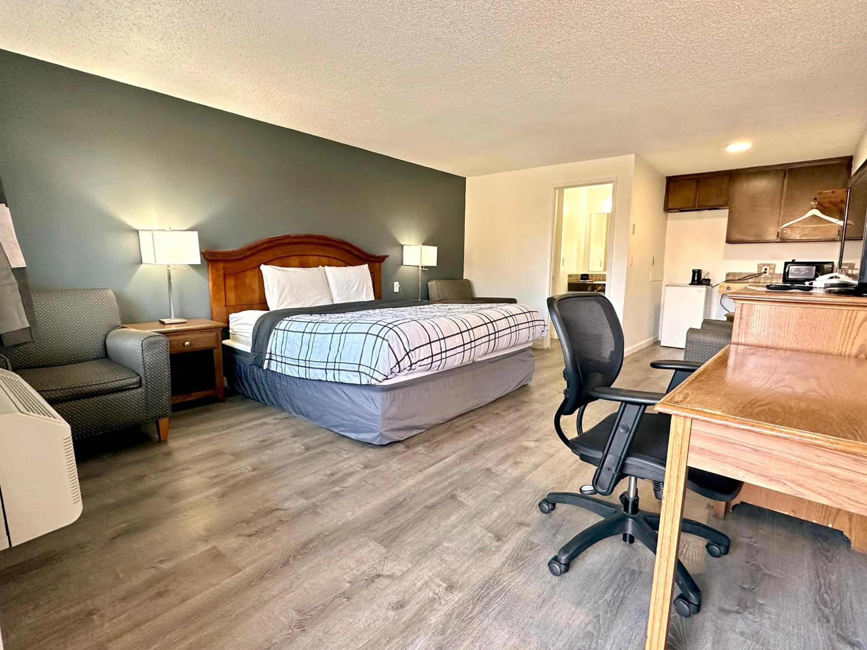 Photo of the whole room, Bed in Economy Inn