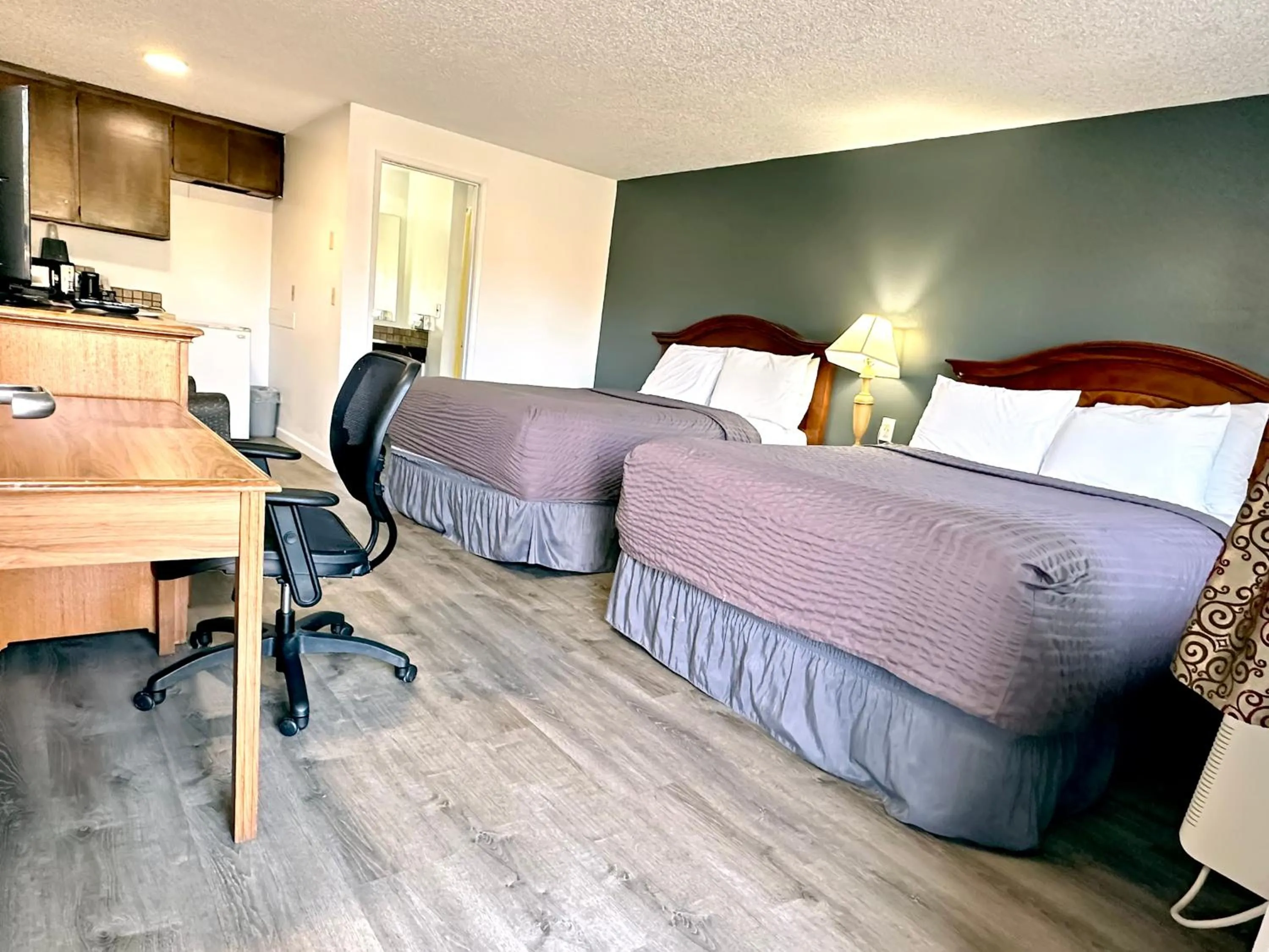 Photo of the whole room, Bed in Economy Inn