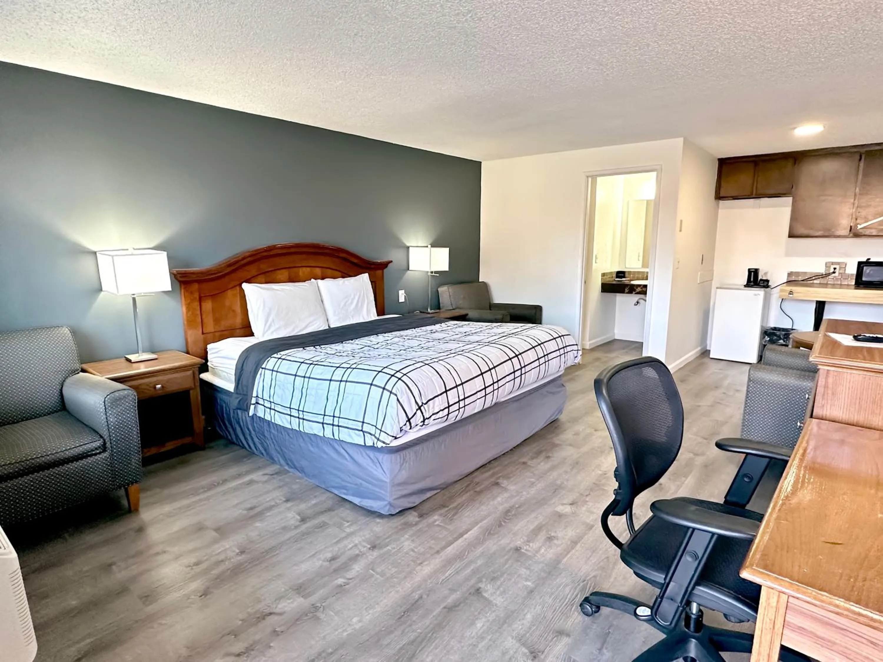 Photo of the whole room, Bed in Economy Inn