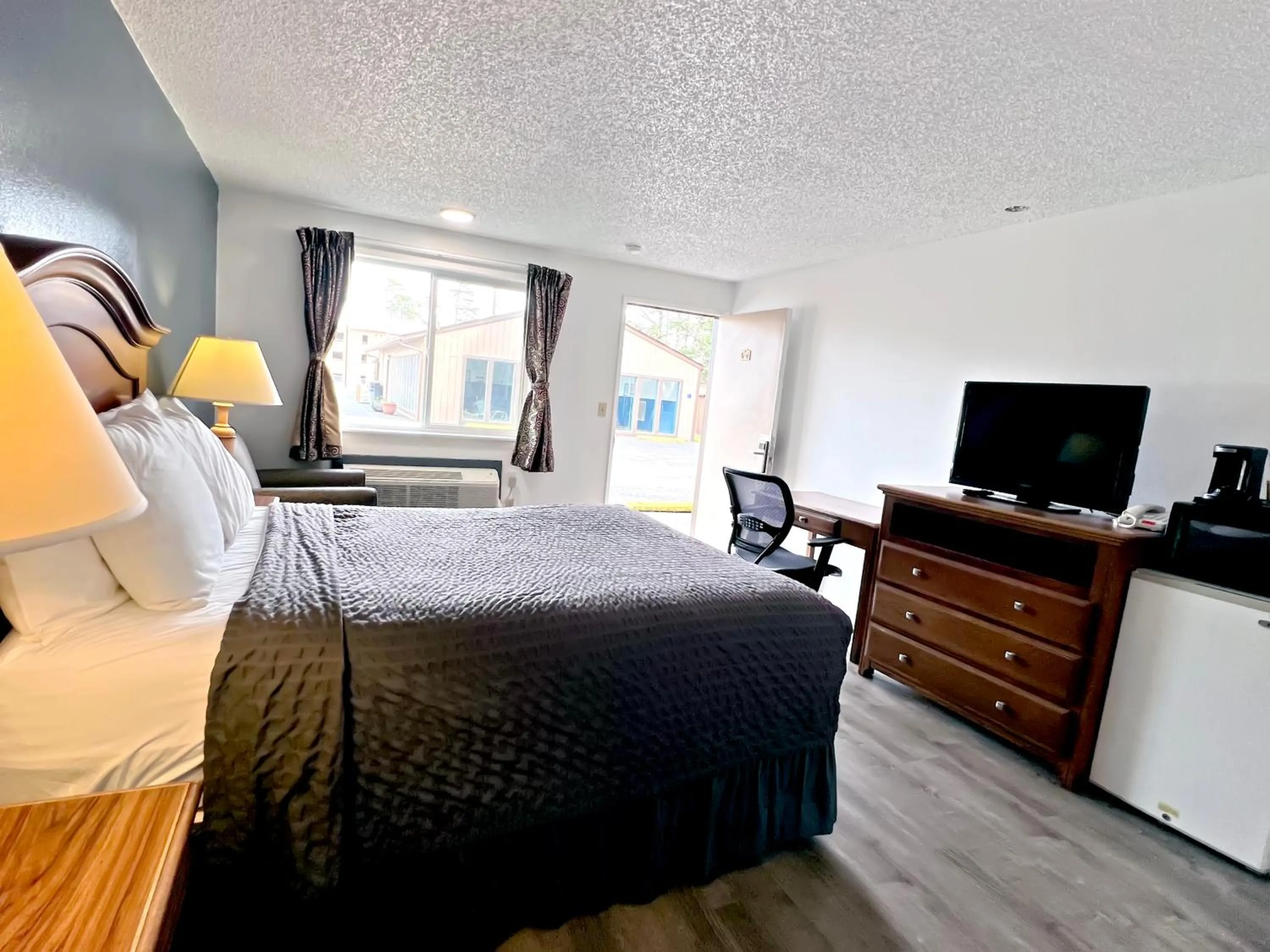 Photo of the whole room, Bed in Economy Inn