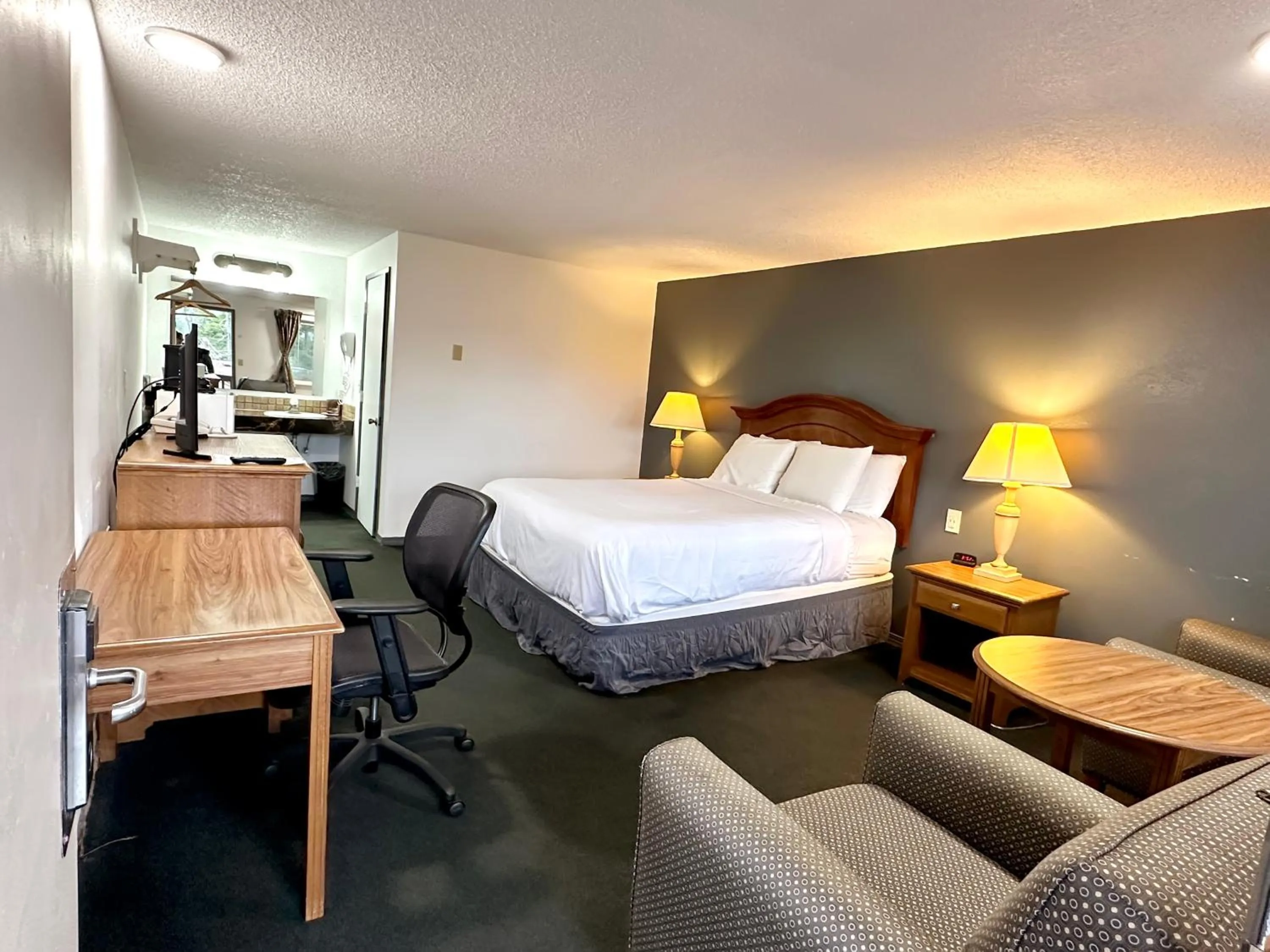 Bedroom, Bed in Economy Inn