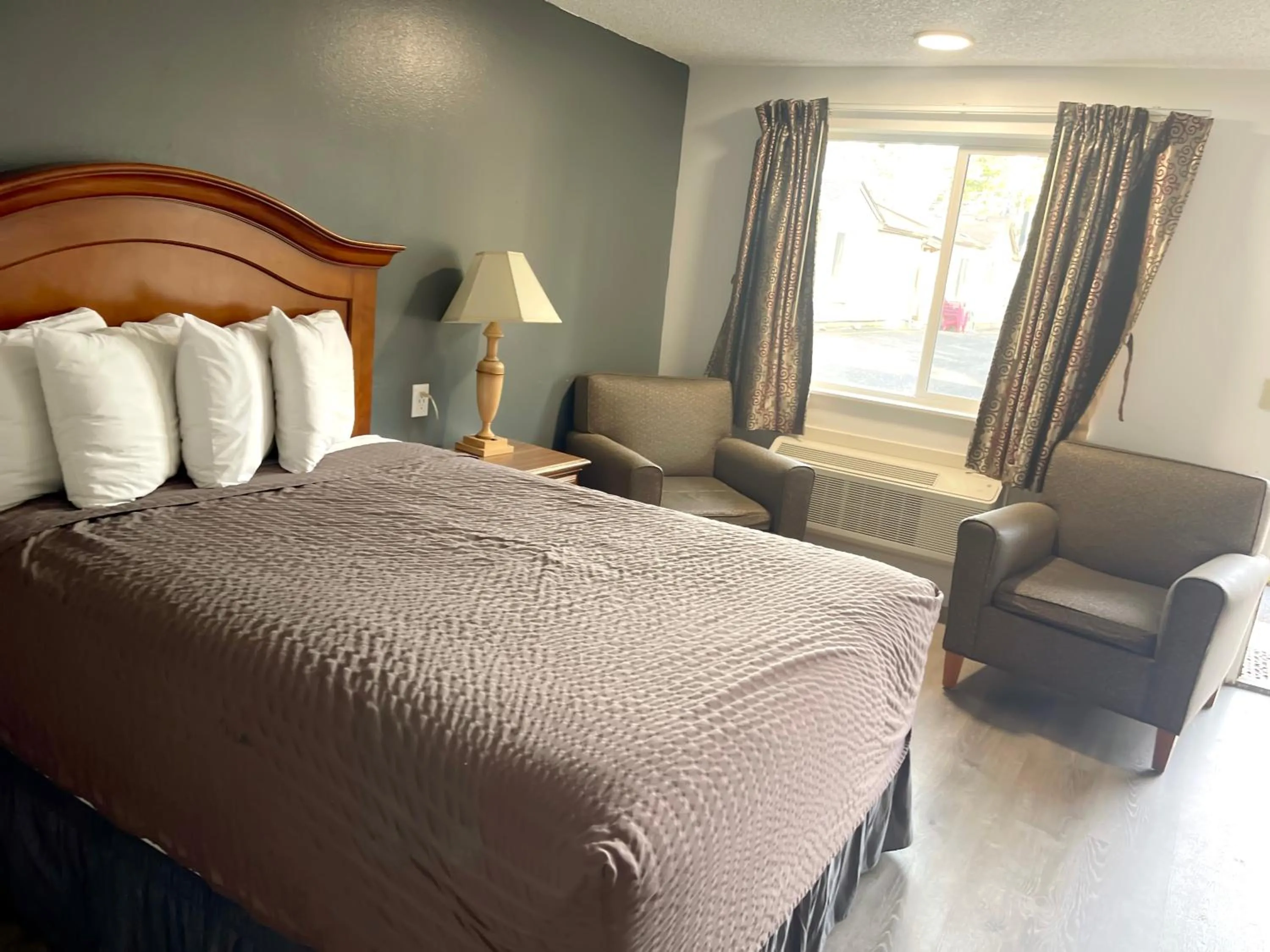 Photo of the whole room, Bed in Economy Inn