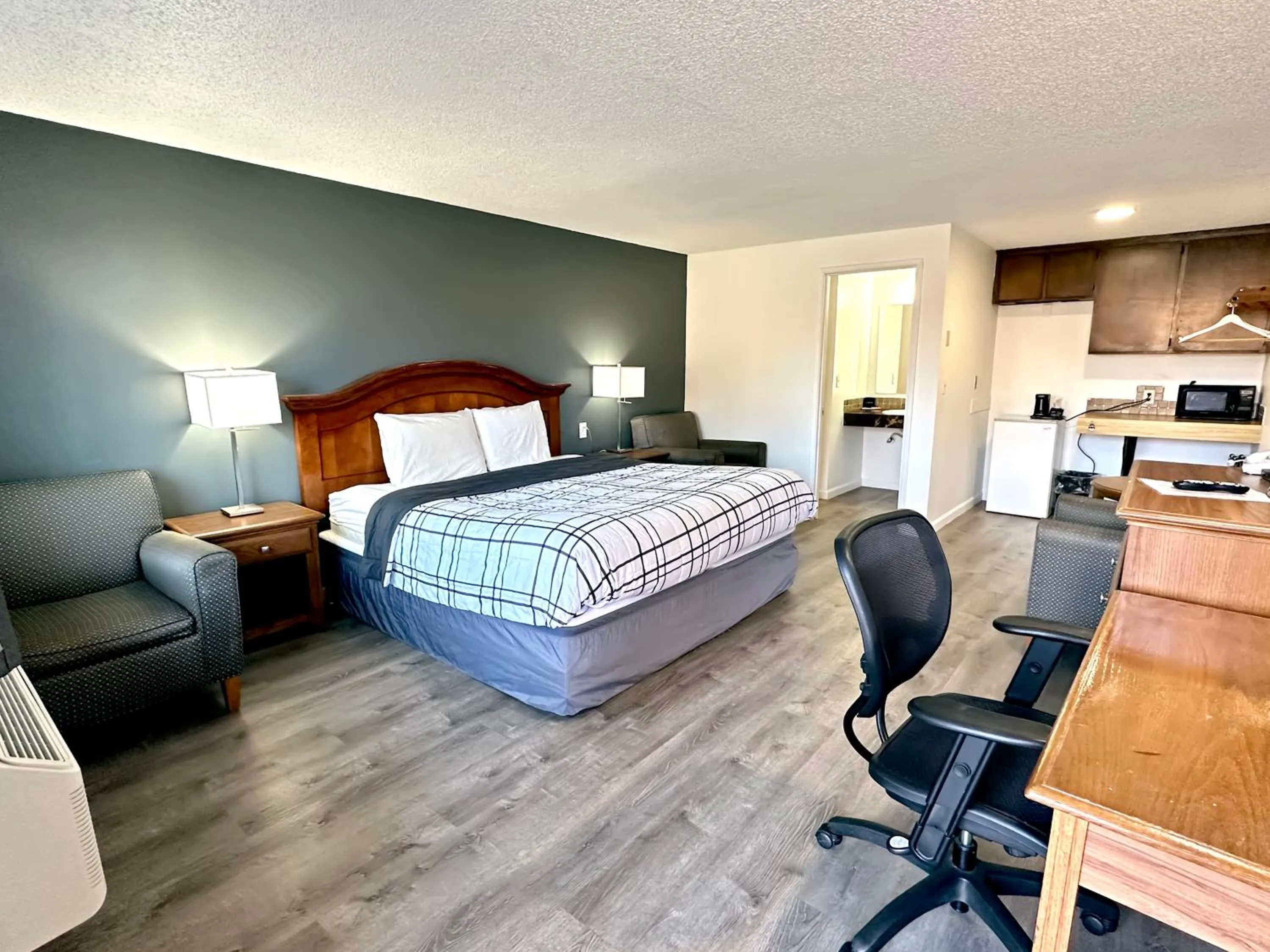 Photo of the whole room, Bed in Economy Inn