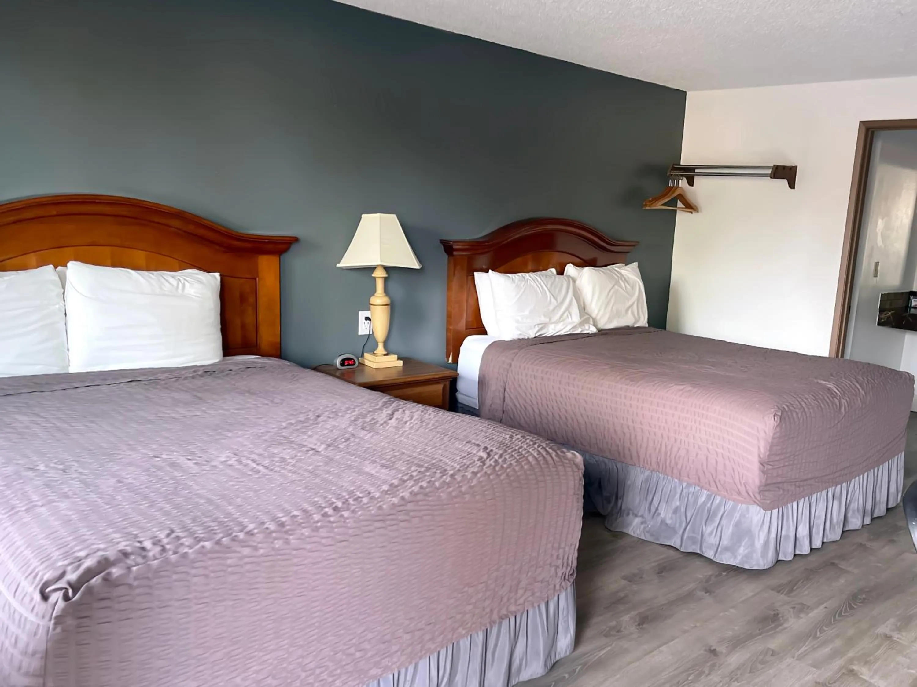 Photo of the whole room, Bed in Economy Inn