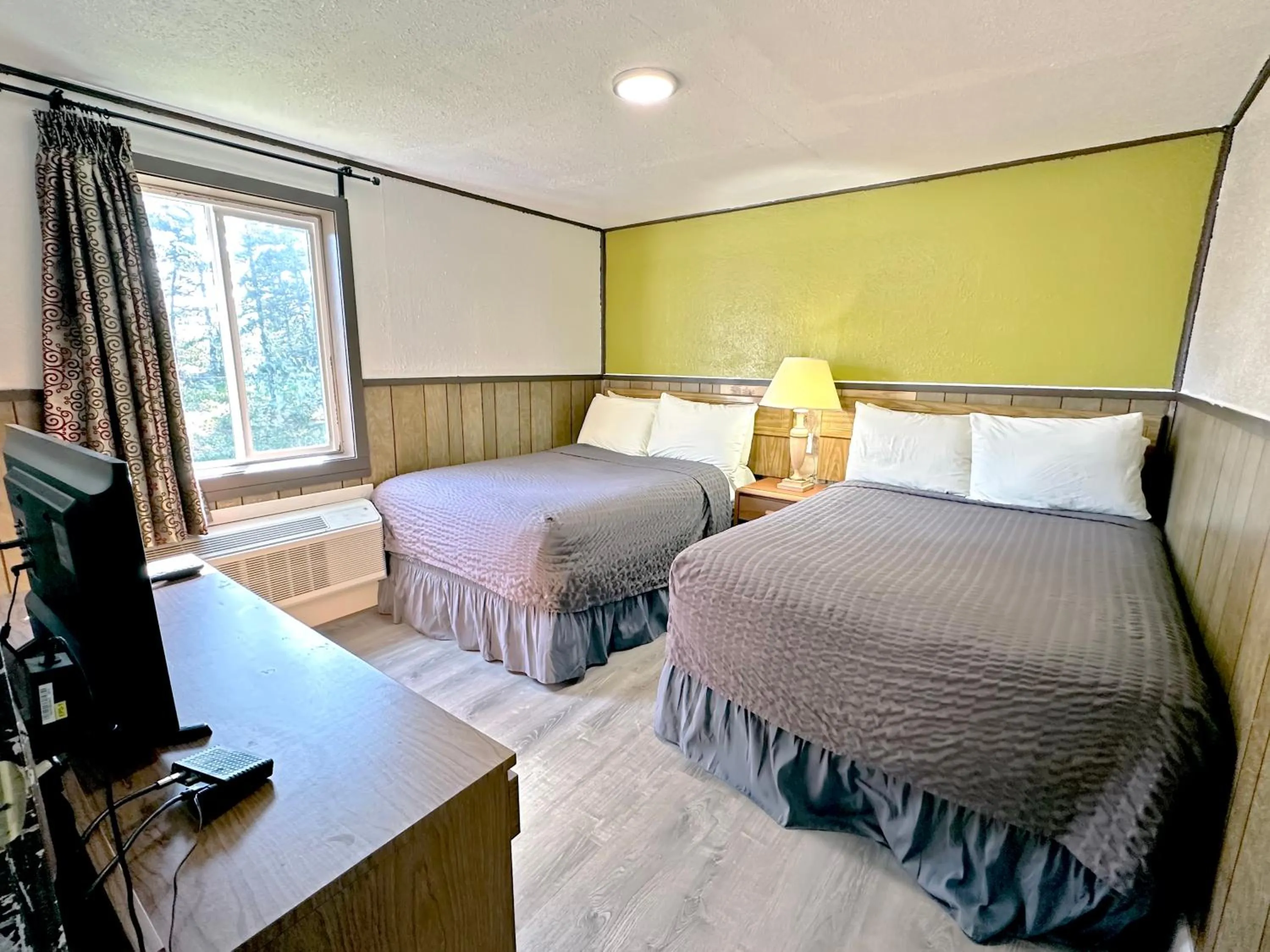 Photo of the whole room, Bed in Economy Inn