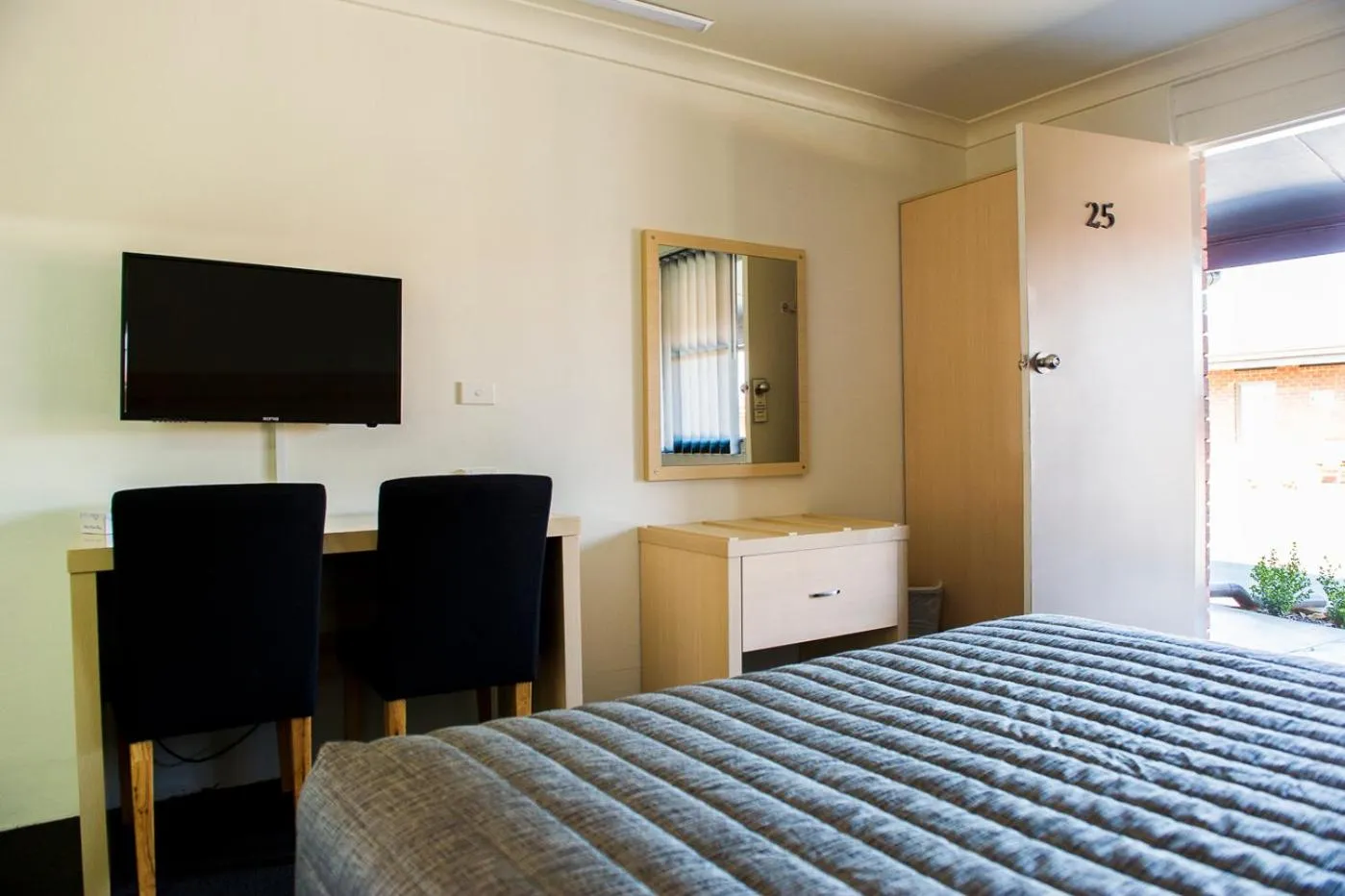 Bedroom, Bed in Cherry Blossom Motor Inn