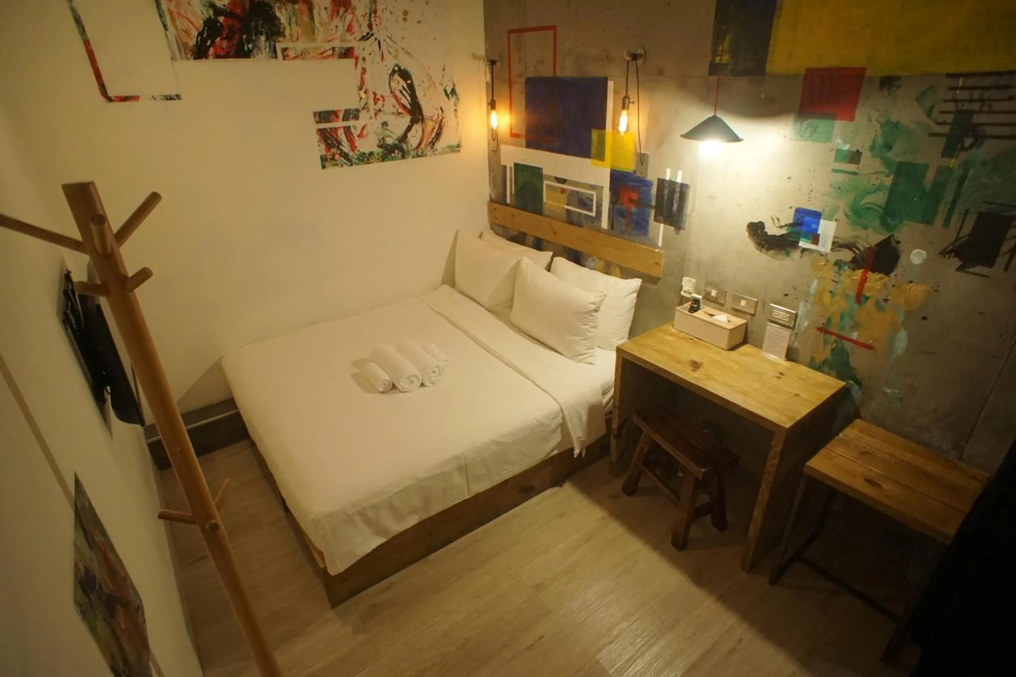 Bed in 禾裕 北車 Hey!U